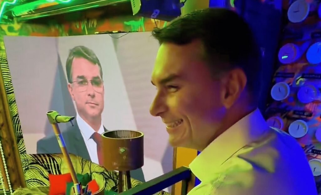 Não foi com uma ordem, nem com um comando, que **Flávio Bolsonaro** decidiu definir o tom de sua pré-candidatura. Foi com uma palavra que, sozinha, tenta explicar o vínculo com sua base: **convicção**. Mas por que essa escolha chama atenção agora? Porque ela surge em meio a um cenário que o próprio senador descreve como marcado por **pressão**, **ataques** e tentativas de enfraquecer sua mobilização política. O que exatamente ele disse? Nesta 3ª feira, **7 de abril de 2026**, o senador e pré-candidato do **PL à Presidência da República**, **Flávio Bolsonaro (PL-RJ)**, publicou em seu perfil na rede social **X** uma mensagem em que afirmou que sua base política não se move por orientação direta. Segundo ele, o apoio que recebe nasce de uma decisão própria de seus seguidores, e não de uma determinação imposta de cima para baixo. E como essa ideia foi formulada? Em tom direto, Flávio escreveu: **“Assim como aconteceu lá atrás, isso não é sobre comando, não é sobre ordem. É sobre convicção. É sobre um povo que decidiu se levantar para resgatar o Brasil”**. A frase concentra o eixo de sua manifestação e ajuda a entender o que ele tenta sustentar publicamente: a noção de que sua força política depende de adesão espontânea. Mas por que reforçar isso neste momento? Porque, na mesma publicação, o senador afirmou estar enfrentando um ambiente adverso. Ele mencionou **“ataques, pressão e tentativas de desmobilização”**, além de avaliar que a disputa eleitoral deverá ser **desafiadora**. Ao fazer isso, ele não apenas descreve dificuldades, mas também procura situar sua pré-candidatura dentro de um contexto de confronto político. E diante desse quadro, qual foi a resposta apresentada por ele? Flávio afirmou que o apoio de seus seguidores tem servido como fator de **fortalecimento**. Em vez de indicar recuo, a mensagem aponta para resistência. A lógica expressa por ele é a de que, quanto maior a pressão relatada, maior deve ser a mobilização de quem o acompanha. Houve críticas aos adversários? Sim, e elas apareceram de forma clara, embora sem nomes. O pré-candidato mencionou o que classificou como uso de **“dinheiro”** e **“máquina pública”** na disputa. Ao tratar desse ponto, afirmou que existe **“um jogo desleal”** do outro lado. A crítica, portanto, foi dirigida ao ambiente da disputa, ainda que sem individualizar os alvos. E o que ele buscou ao encerrar a mensagem? O senador fez um chamado à **mobilização** de apoiadores e defendeu a **união** em torno de sua candidatura. Esse fechamento mantém a linha adotada desde o início da publicação: insistir na ideia de engajamento político sustentado por crença no projeto que representa, mesmo diante das dificuldades que diz enfrentar. Qual foi a frase final usada por ele para resumir essa posição? Flávio Bolsonaro encerrou a postagem com uma declaração de continuidade e enfrentamento: **“Não podemos parar. Não podemos e não vamos recuar”**. E, afinal, qual foi a íntegra da mensagem destacada por ele no centro dessa manifestação? **“Assim como aconteceu lá atrás, isso não é sobre comando, não é sobre ordem. É sobre convicção. É sobre um povo que decidiu se levantar para resgatar o Brasil.”**