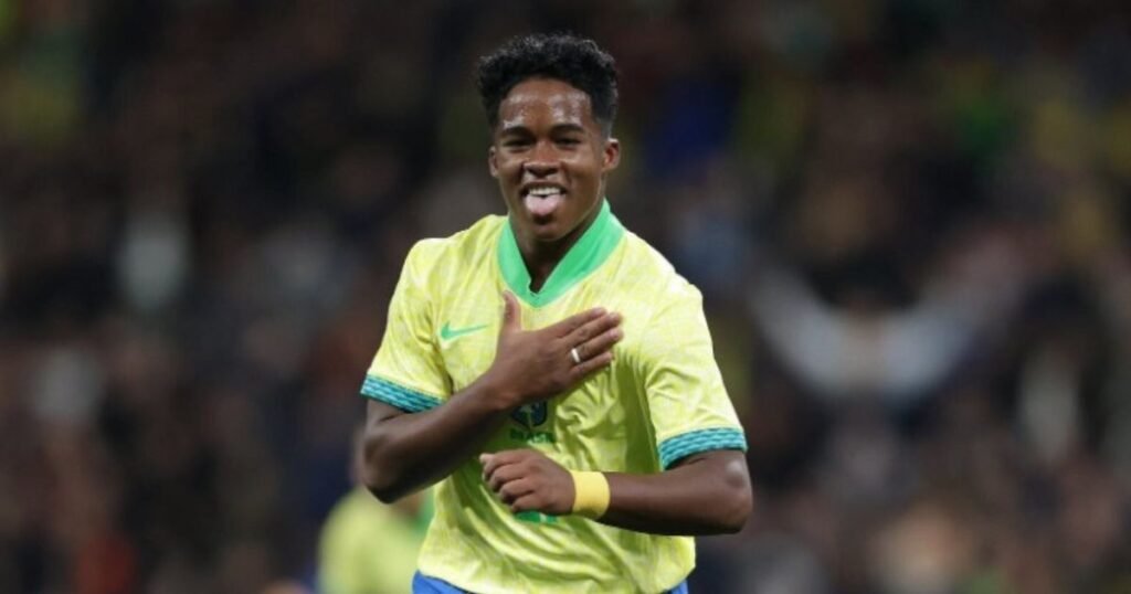 Quem é o centroavante com mais gols pela Seleção Brasileira no ciclo atual? Endrick, de apenas 19 anos, é o centroavante com mais gols pela Seleção Brasileira no ciclo atual, com três gols marcados. Por que Endrick está no banco, apesar de ser o artilheiro? Apesar de ser o artilheiro, Endrick é apenas o oitavo na média de minutos por jogo, com 27,78 minutos por partida. Qual é a média de tempo para Endrick marcar um gol? Endrick tem uma média de 129 minutos para balançar as redes, destacando sua eficiência. Quais foram os gols mais importantes de Endrick pela Seleção? Endrick marcou gols decisivos contra o México, Inglaterra e Espanha, mostrando seu potencial em momentos cruciais. Como Richarlison se compara a Endrick em termos de desempenho? Richarlison disputou 12 partidas e 553 minutos, mas ainda não marcou gols, contrastando com a eficiência de Endrick. Quem são os outros centroavantes na disputa por vaga na Seleção? Matheus Cunha, com um gol em 534 minutos, e João Pedro, sem gols em 321 minutos, também estão na disputa. Endrick terá mais oportunidades em campo? Endrick e outros centroavantes podem ganhar mais tempo em campo no jogo contra a Croácia, nesta terça-feira.