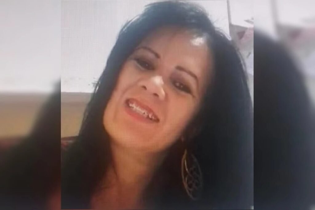 Tudo começou com uma oposição dentro de casa, mas terminou em um crime brutal que levou à prisão de uma neta e do próprio namorado. O que aconteceu para uma relação familiar chegar a esse ponto? Segundo a investigação, uma jovem de **20 anos** teria mandado o namorado matar a própria avó porque a mulher era contra o relacionamento dos dois. Quando os dois foram presos? As prisões ocorreram nesta segunda-feira, **6 de abril**. E quando o crime aconteceu? O homicídio foi registrado na sexta-feira, **3 de abril**, no **Paraná**, e é apurado pela **Polícia Civil do Paraná**. Mas quem era a vítima? A mulher foi identificada como **Luciana Oliveira**, de **54 anos**. Onde ela foi morta? De acordo com a investigação, Luciana foi assassinada na **sala da própria casa**. Como o ataque aconteceu? A polícia informou que ela foi atingida com **golpes de martelo**. E o que ocorreu depois? Após ser atacada e não morrer, o agressor a **esganou**. Houve alguém que tentou impedir o crime? Sim. Um outro neto da vítima, um menino de **10 anos**, tentou defender a avó. De que forma ele reagiu? Segundo as informações da investigação, ele partiu para cima do agressor com uma **faca de cozinha**. Mas qual teria sido a motivação para o assassinato? Conforme a polícia, a avó não aprovava o namoro da neta e dizia que o rapaz era **má companhia** para ela. Isso provocava o quê? **Discussões frequentes** entre as duas. Foi essa desaprovação que, segundo a apuração, antecedeu o crime. E como o assassinato teria sido planejado? De acordo com a **Polícia Civil**, a jovem combinou os detalhes com o namorado, de **18 anos**. O que teria sido acertado entre eles? A investigação aponta que ela teria prometido um **valor em dinheiro** e também um **carro**. O caso se limita à morte de Luciana? Não. Há outro ponto que ainda está sendo apurado. Qual? Segundo a corporação, os dois também teriam a intenção de matar o **companheiro de Luciana**. Essa informação já está confirmada? Não. A situação ainda segue sob investigação. Os nomes dos suspeitos foram divulgados? O nome da jovem **não foi divulgado**. Já o caso do namorado aparece ligado diretamente à investigação conduzida pela polícia, que tenta esclarecer todos os detalhes do que foi combinado e executado. Por que a história chama tanta atenção? Porque, segundo a apuração policial, o crime não surgiu de um confronto repentino, mas de uma relação marcada por reprovação, conflitos dentro da família e um suposto acerto prévio entre os dois envolvidos. O que já se sabe com clareza? Que a vítima foi morta dentro de casa, que houve extrema violência, que uma criança tentou reagir e que a neta e o namorado foram presos. E o que permanece no centro da investigação? A participação de cada um, o que foi efetivamente combinado antes do crime e se havia, de fato, um plano para atingir também o companheiro da vítima. Até aqui, o que a polícia aponta é direto: uma jovem de **20 anos** e o namorado de **18** foram presos no **Paraná** após a morte de **Luciana Oliveira**, de **54 anos**, assassinada na **sala de casa** com **golpes de martelo** e, depois, por **esganadura**, em um caso investigado como homicídio motivado pela oposição da avó ao relacionamento dos dois.