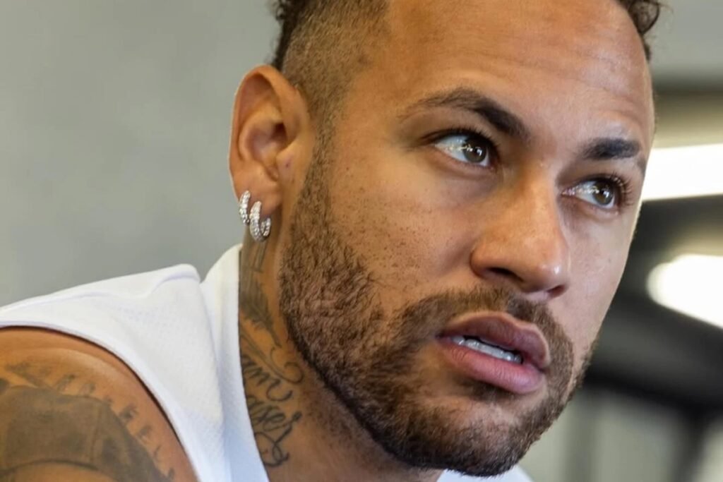 Por que Neymar está no centro de uma nova polêmica? Neymar Jr. gerou controvérsia ao curtir um vídeo de Pedro Ortega, que foi acusado de misoginia e homofobia. Ortega criticou a esposa por vestir o filho de coelho na Páscoa, sugerindo que isso afetaria a masculinidade da criança. Qual foi a reação do público à atitude de Neymar? A reação de Neymar foi vista como aprovação ao vídeo, gerando críticas nas redes sociais. Muitos usuários expressaram desapontamento, acusando o jogador de apoiar comportamentos negativos. Como a atitude de Neymar pode impactar sua imagem pública? A associação de Neymar com declarações polêmicas pode prejudicar sua imagem, reforçando percepções negativas sobre seu comportamento fora dos campos. O que Pedro Ortega disse no vídeo que gerou tanta controvérsia? Ortega criticou a esposa por vestir o filho de coelho, afirmando que a presença paterna é essencial para evitar comportamentos que ele considera inadequados, usando termos homofóbicos. Qual é a importância de figuras públicas serem cuidadosas com suas interações online? Figuras públicas influenciam milhões e suas ações podem legitimar comportamentos prejudiciais. Curtidas e comentários são vistos como endossos, impactando a percepção pública e social.
