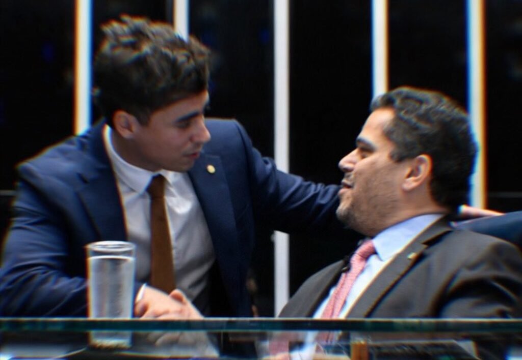 Foi em tom de **súplica**, e não apenas de articulação política, que Nikolas Ferreira disse ter levado a Davi Alcolumbre um pedido direto sobre um dos temas que ainda aguardam definição no Congresso. Mas o que exatamente ele pediu? Segundo o deputado, que o presidente do Senado paute a análise do veto do presidente **Luiz Inácio Lula da Silva** ao **PL da Dosimetria**. Por que esse pedido ganhou destaque agora? Porque o veto ainda depende de deliberação do **Congresso Nacional**, que pode decidir entre manter ou derrubar a decisão do Planalto. O projeto já havia sido aprovado pelo Legislativo, mas foi vetado integralmente por Lula em **8 de janeiro de 2026**, durante cerimônia em memória aos 3 anos dos atos daquela data. A partir daí, a definição passou a depender de nova análise dos parlamentares. E como Nikolas descreveu esse encontro? Em publicação nas redes sociais, o deputado afirmou que conseguiu, “depois de tanto tempo”, olhar nos olhos de **Davi Alcolumbre** para fazer um apelo que, nas palavras dele, “não nasce da política, mas da consciência”. O parlamentar relatou ter pedido, “quase como quem suplica”, que o veto fosse pautado. Ao justificar o pedido, associou a medida ao alívio de famílias e à ideia de uma Justiça que também considere a **misericórdia**. O que mais ele disse ao defender essa posição? Nikolas afirmou que, “no espírito cristão”, as pessoas são chamadas a amar até os que ferem, perdoar quando seria mais fácil endurecer e escolher o bem maior mesmo quando isso exige coragem. Em seguida, reforçou a mesma linha ao declarar que a **clemência** não representa fraqueza, mas força, porque, segundo ele, a Justiça sem compaixão se torna peso, enquanto a Justiça com misericórdia devolve esperança, restaura vidas e lembra a existência de pessoas, famílias e dignidade acima das disputas. Mas houve alguma resposta concreta de Alcolumbre? Sim. Também na **quarta-feira, 8 de abril de 2026**, o presidente do Congresso anunciou que pretende convocar uma sessão “o mais rápido possível” para analisar o veto. A sinalização foi dada publicamente e indicou disposição de levar o tema à deliberação. O que Alcolumbre afirmou sobre essa decisão? Ele declarou que essa pauta cabe “única e exclusivamente” ao presidente do Senado e que vai exercer essa prerrogativa conferida pela **Constituição**. Em seguida, acrescentou que seu desejo é realizar, o quanto antes, uma sessão do Congresso Nacional para deliberar sobre um assunto que classificou como **relevantíssimo** e que, segundo ele, carece de apreciação do Parlamento. Por que isso importa politicamente? Porque, com a fala de Alcolumbre, o tema deixa de estar apenas no campo da cobrança pública e passa a ter uma indicação formal de encaminhamento. Ainda não houve a análise do veto, mas houve o anúncio de que ela deve ser convocada em breve. Isso recoloca o **PL da Dosimetria** no centro da agenda legislativa. E o que fica definido até aqui? Que **Nikolas Ferreira** afirmou ter pedido pessoalmente a **Davi Alcolumbre** que pautasse o veto ao projeto, que **Lula** vetou integralmente o texto em **8 de janeiro de 2026**, e que o presidente do Congresso declarou que pretende convocar sessão “o mais rápido possível” para que os parlamentares decidam se mantêm ou derrubam o veto. As palavras usadas por Nikolas foram estas: “Hoje, depois de tanto tempo, pude olhar nos olhos do presidente do Congresso, Davi Alcolumbre, e fazer um apelo que não nasce da política, mas da consciência. Pedi, quase como quem suplica, que paute o veto da dosimetria, para que famílias voltem a respirar, para que o sofrimento seja abreviado e para que a Justiça não seja apenas lei, mas também misericórdia”. Já Alcolumbre declarou: “Essa pauta e essa agenda cabe única e exclusivamente ao presidente do Senado e eu vou exercer essa prerrogativa conferida pela Constituição. O meu desejo é que o mais rápido possível nós façamos uma sessão do Congresso Nacional para deliberarmos um assunto relevantíssimo e que carece da deliberação do Congresso, que é o veto ao projeto de lei da dosimetria”.