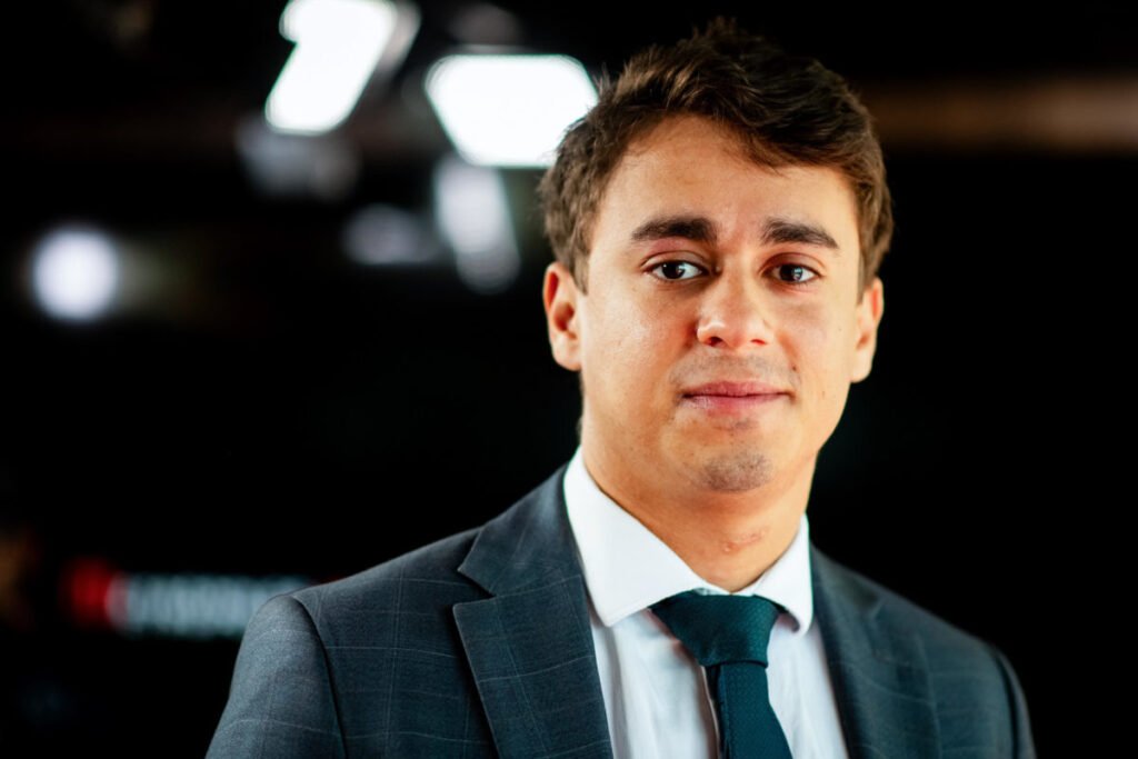 Por que Nikolas Ferreira acredita que Neymar poderia ser preso em 2026? Nikolas Ferreira afirmou que Neymar poderia ser preso se o PL da Misoginia estivesse em vigor, após uma declaração polêmica do jogador sobre um árbitro. O que é o PL da Misoginia e quais são suas consequências? O PL da Misoginia define misoginia como conduta de ódio ou aversão às mulheres, prevendo penas de dois a cinco anos de prisão e multa. Qual foi a declaração polêmica de Neymar que gerou a discussão? Neymar criticou um árbitro dizendo que ele "acordou de chico", expressão considerada por alguns como misógina. Como Nikolas Ferreira se posiciona em relação ao PL da Misoginia? Nikolas Ferreira critica o projeto, chamando-o de "aberração" e defendendo sua rejeição na Câmara dos Deputados. O que o episódio revela sobre a relação entre esporte e política? O caso destaca como questões de misoginia estão em foco tanto no futebol quanto na política, com debates acalorados em ambos os campos. Qual é o status atual do PL da Misoginia? O projeto aguarda apreciação na Câmara dos Deputados antes de seguir para sanção presidencial. Como a sociedade está reagindo a essa discussão? As opiniões estão divididas, com debates intensos nas redes sociais e nos bastidores da política sobre a liberdade de expressão e o discurso misógino.