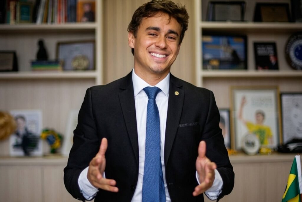Bastou a confirmação de que o projeto não será votado neste ano para reacender um debate que vai muito além de uma proposta legislativa: afinal, o que exatamente Nikolas Ferreira comemorou? O deputado federal **Nikolas Ferreira (PL-MG)** celebrou a decisão de enterrar na Câmara dos Deputados o chamado **“PL da misoginia”**, tratando o desfecho como uma vitória da **liberdade de expressão** e uma barreira contra o que classificou como **censura ideológica**. Mas por que a derrota desse projeto provocou uma reação tão enfática? Porque, segundo a descrição feita por Nikolas, a proposta representava um risco concreto de punição a opiniões, críticas e manifestações que, em vez de configurarem violência real, poderiam ser enquadradas de forma ampla e subjetiva. A crítica central do deputado foi justamente essa: a possibilidade de transformar divergências e debates sobre **gênero** em matéria criminal. E o que havia no texto para gerar esse temor? O projeto aprovado no Senado definia **“misoginia”** de maneira abrangente, como qualquer conduta que exteriorizasse **“ódio ou aversão às mulheres”**. À primeira vista, a formulação poderia parecer uma tentativa de proteção. Mas onde surgia a controvérsia? Na avaliação de que essa redação abriria espaço para interpretações subjetivas, permitindo enquadrar desde críticas e piadas até discordâncias legítimas no campo das relações entre homens e mulheres. Por que isso foi visto como algo tão grave? Porque, de acordo com a crítica feita ao projeto, a proposta poderia **equiparar essas condutas ao racismo**, com penas de até **cinco anos de prisão**. A partir daí, a preocupação deixou de ser apenas política e passou a tocar diretamente o debate sobre os limites entre proteção legal e restrição de fala. Se a definição fosse ampla demais, quem decidiria o que é opinião, o que é crítica e o que seria crime? É justamente nesse ponto que Nikolas concentrou sua reação. E qual foi o argumento usado para sustentar essa posição? O deputado afirmou que a proposta era **perigosa**, **vaga** e passível de ser usada como instrumento para silenciar vozes dissidentes. Na leitura apresentada, em vez de combater a violência concreta contra mulheres, o projeto poderia servir para atingir **conservadores**, **humoristas**, **jornalistas** e qualquer cidadão que questionasse determinadas narrativas no debate público. Isso significa que, para os críticos do projeto, a intenção declarada de proteção não eliminava os riscos de abuso? Exatamente. A objeção não foi apresentada como rejeição ao combate à violência contra a mulher, mas como contestação a um texto considerado excessivamente aberto. Nesse raciocínio, a lei poderia incentivar **denúncias abusivas** e transformar magistrados em intérpretes subjetivos daquilo que seria **“aversão”**, com impacto direto sobre o direito de expressão. Mas havia, segundo essa crítica, necessidade de uma nova lei com esse alcance? A resposta dada foi negativa. O argumento usado é que a violência real contra mulheres já é amplamente combatida pela **Lei Maria da Penha**. Por isso, a proposta em discussão teria outro efeito: não o de preencher uma lacuna jurídica objetiva, mas o de ampliar o poder de punição sobre manifestações controversas no campo das ideias. E por que Nikolas tratou o desfecho como uma vitória política maior? Porque, ao comemorar o enterro do projeto, ele associou a decisão a uma defesa mais ampla da **democracia brasileira**, do **debate público** e das **liberdades individuais**. Na visão expressa na descrição, barrar essa proposta significou impedir mais uma tentativa de impor restrições sob o argumento de proteção, com potencial de enfraquecer a circulação de opiniões divergentes. O que essa reação reforça sobre a atuação do deputado? Segundo a própria descrição, reforça sua imagem como um dos parlamentares mais ativos na oposição ao que chama de **autoritarismo ideológico** e **lawfare ideológico** no Congresso. A comemoração, portanto, não foi apenas sobre o destino de um projeto específico, mas sobre o significado político atribuído a essa derrota. E qual foi, afinal, a informação decisiva que motivou toda essa reação? A de que o chamado **PL da misoginia** foi **enterrado na Câmara dos Deputados** e **não será votado neste ano**, decisão celebrada por **Nikolas Ferreira** como uma vitória da **liberdade de expressão** e uma derrota daquilo que ele critica como **censura ideológica**.
