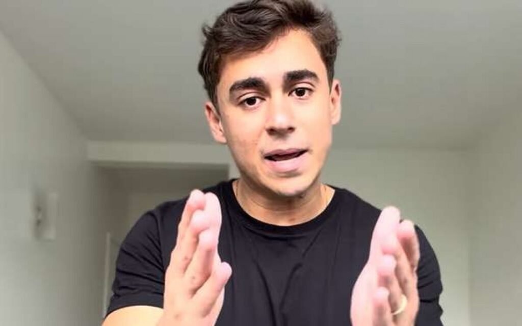 O que aconteceu na reunião ministerial de Lula? Durante a reunião, um áudio vazado captou o ministro da Defesa, José Múcio Monteiro, fazendo um comentário constrangedor sobre sua gestão em comparação ao Ministério das Mulheres. Qual foi o comentário de José Múcio? Múcio afirmou que sua gestão teria feito "mais do que o Ministério das Mulheres todinho", gerando desconforto. Por que o comentário de Múcio gerou constrangimento? O comentário foi visto como desrespeitoso e minimizou o trabalho do Ministério das Mulheres, causando desconforto entre os presentes. Como o áudio vazou? O áudio foi captado pela transmissão oficial do encontro, que estava sendo conduzida pelo presidente Lula. Qual foi a reação de Nikolas ao áudio vazado? Nikolas questionou o comentário de Múcio, buscando explicações e gerando um debate sobre o respeito entre ministérios. Quem é Janja e como ela foi envolvida? Janja, esposa de Lula, foi mencionada por Nikolas, que a encurralou com perguntas sobre o incidente. Qual foi a resposta de Janja às perguntas de Nikolas? Janja tentou minimizar o impacto do comentário, mas enfrentou pressão para se posicionar claramente. Como o governo de Lula reagiu ao incidente? O governo buscou controlar os danos, destacando a importância do respeito e da colaboração entre ministérios. Qual foi o impacto político do vazamento do áudio? O vazamento gerou críticas e debates sobre a gestão de Múcio e a postura do governo em relação a questões de gênero. Como a oposição reagiu ao incidente? A oposição usou o incidente para criticar o governo, destacando a falta de sensibilidade em questões de gênero. Qual é a relação entre o incidente e a campanha de Flávio Bolsonaro? O incidente coincidiu com o surgimento de camisetas de apoio a Flávio Bolsonaro, sugerindo um clima político tenso. Por que as camisetas de Flávio Bolsonaro são relevantes? As camisetas simbolizam apoio ao pré-candidato e refletem a polarização política no Brasil. Como o incidente pode afetar a imagem do governo de Lula? O incidente pode prejudicar a imagem do governo, destacando desafios na gestão e comunicação entre ministérios. O que o governo pode fazer para mitigar os danos? O governo pode promover diálogos internos e reforçar o compromisso com a igualdade de gênero e respeito mútuo. Qual é a importância de uma comunicação eficaz em reuniões ministeriais? Uma comunicação clara e respeitosa é crucial para evitar mal-entendidos e fortalecer a colaboração entre ministérios. Como o público reagiu ao vazamento do áudio? O público expressou indignação e preocupação com a postura do ministro, exigindo explicações e ações corretivas. O que esse incidente revela sobre a política brasileira atual? O incidente destaca desafios na comunicação governamental e a importância de abordar questões de gênero com seriedade. Como o governo pode melhorar a comunicação interna? O governo pode implementar treinamentos e diretrizes claras para garantir uma comunicação respeitosa e eficaz. Qual é o papel da mídia na cobertura de incidentes como este? A mídia tem o papel de informar o público, promover debates e exigir transparência e responsabilidade dos governantes. Como o incidente pode influenciar futuras reuniões ministeriais? O incidente pode levar a uma maior cautela e ênfase na comunicação clara e respeitosa em reuniões futuras.