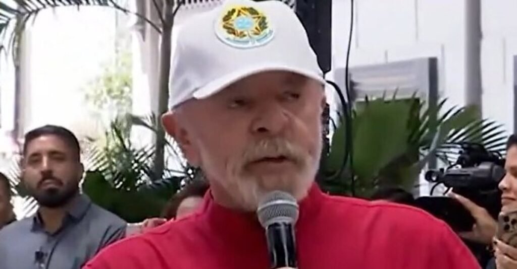 Por que Lula defendeu o Pix contra críticas dos EUA? Lula afirmou que o Pix é um sistema de interesse nacional e não será alterado para agradar autoridades americanas. Ele destacou a importância do Pix para a sociedade brasileira e rejeitou a ideia de que ele distorce o comércio internacional. O que motivou a crítica dos EUA ao Pix? O relatório do United States Trade Representative acusou o Brasil de práticas protecionistas, citando o Pix como um sistema que recebe tratamento preferencial, desfavorecendo serviços estrangeiros de pagamento eletrônico. Como o Pix é visto no relatório americano? O Pix é apontado como um ponto de preocupação comercial, com alegações de que o Banco Central favorece o sistema em detrimento de serviços de pagamento estrangeiros, como cartões de crédito e plataformas virtuais. Qual foi a resposta de Lula às críticas sobre o Pix? Lula enfatizou que o Pix é do Brasil e que ninguém fará o país mudar o sistema. Ele destacou que o foco é aprimorar o Pix para atender melhor às necessidades dos brasileiros. Quais outras políticas brasileiras foram criticadas pelos EUA? Além do Pix, a taxação de bens importados a partir de plataformas digitais, conhecida como "taxa das blusinhas", foi citada como prática protecionista no relatório americano. Como a exigência do Pix para instituições financeiras é vista? O relatório menciona que a exigência de oferta do Pix a instituições com mais de 500 mil contas é um exemplo de favoritismo, prejudicando a concorrência com serviços estrangeiros. Qual foi a reação de Lula às tarifas impostas por Trump em 2025? Lula criticou as tarifas de 50% sobre importações brasileiras e a conduta de Trump na guerra contra o Irã, que elevou os preços dos combustíveis globalmente, impactando o custo de vida no Brasil. Como a guerra no Irã afetou o Brasil, segundo Lula? Lula afirmou que a guerra aumentou o custo dos combustíveis, afetando preços de produtos essenciais como alface, feijão, óleo e pão, devido ao fechamento do Estreito de Hormuz. Por que Lula mencionou a BR Distribuidora? Lula criticou os preços praticados pela BR Distribuidora e defendeu a reestatização, sugerindo que a privatização não trouxe os benefícios esperados para a população. Qual é a posição de Lula sobre a reestatização? Lula defende a reestatização de empresas estratégicas, argumentando que isso pode ajudar a controlar preços e melhorar o serviço prestado à população. O que aconteceu com os aposentados lesados por descontos indevidos? O governo devolveu R$ 3 bilhões a aposentados que sofreram descontos indevidos, mostrando um esforço para corrigir injustiças financeiras. Qual foi a mudança política de Eliziane? Eliziane deixou o PSD após o partido lançar Caiado e acertou sua ida para o PT, indicando uma mudança estratégica em sua carreira política. Como o Pix pode ser aprimorado, segundo Lula? Lula sugere que o aprimoramento do Pix deve focar em atender melhor as necessidades dos brasileiros, sem ceder a pressões externas para mudanças no sistema. Por que o Pix é importante para o Brasil? O Pix facilita transações financeiras rápidas e seguras, promovendo inclusão financeira e modernização do sistema de pagamentos no país. Como o Brasil pode responder às críticas internacionais? O Brasil pode continuar aprimorando o Pix e outras políticas, mantendo o foco em atender as necessidades nacionais enquanto busca diálogo construtivo com parceiros internacionais.