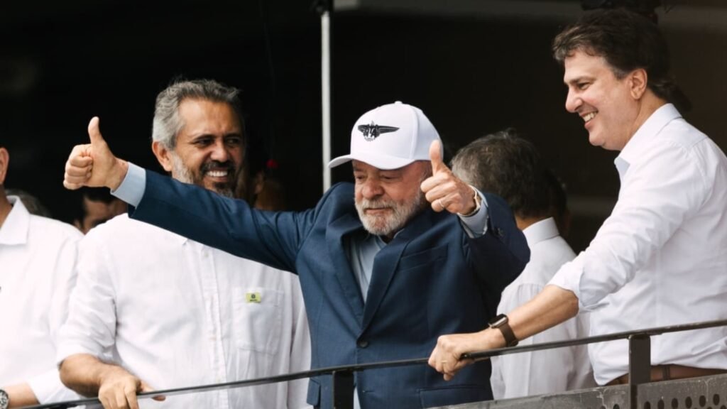 Por que Lula mencionou a Faria Lima em seu discurso no Ceará? Lula usou a Faria Lima como metáfora para criticar a insatisfação do mercado financeiro com suas políticas de investimento em educação e assistência social. Qual é a principal crítica do mercado financeiro às políticas de Lula? O mercado está insatisfeito porque o governo prioriza investimentos sociais em vez de cortar despesas para reduzir a dívida pública. Como Lula justifica a escolha por investimentos em educação? Lula acredita que o ser humano deve ser prioridade e que, sem educação e assistência, as pessoas têm menos chances na vida. O que Lula disse sobre a participação dos jovens na política? Ele incentivou os jovens a se engajarem politicamente, afirmando que são as pessoas honestas que querem que ele seja. Qual foi o ato falho cometido por Lula durante o discurso? Lula cometeu um ato falho ao dizer que os jovens presentes eram as pessoas honestas que queriam que ele, Lula, fosse. Como Lula abordou a questão da violência contra as mulheres? Ele destacou a necessidade de enfrentar a violência doméstica e familiar, tema recorrente em suas manifestações. Por que o voto feminino é importante nas eleições de 2026? Mulheres representam mais de 50% do eleitorado, e o governo acredita que o voto feminino pode ser decisivo nas eleições. Quem acompanhou Lula na visita ao Ceará? Camilo Santana, ex-governador e ex-ministro da Educação, e Leonardo Barchini, novo ministro da Educação, acompanharam Lula. Qual foi o propósito da visita de Lula ao Ceará? Lula foi ao Ceará para inaugurar obras do ITA e celebrar o programa Pé-de-Meia de combate à evasão escolar. O que aconteceu durante a visita de Lula a Fortaleza? Uma pessoa foi detida por desacato a um policial, mas foi liberada após a elaboração de um Termo Circunstanciado de Ocorrência. Quais são os próximos compromissos de Lula após a visita ao Ceará? Após Fortaleza, Lula segue para Salvador para compromissos oficiais e depois retorna a Brasília para o feriado de Páscoa. Como o governo avalia a importância do voto feminino? Integrantes do governo veem o voto feminino como potencial para desequilibrar as eleições de 2026 a favor de Lula. Qual foi a reação do público ao discurso de Lula no Ceará? A reação específica do público não foi detalhada, mas o discurso incluiu temas de interesse social e político. Por que Lula escolheu o Ceará para fazer esse discurso? O evento no Ceará foi uma oportunidade para destacar investimentos em educação e reforçar sua agenda social. Como a figura de linguagem usada por Lula impacta sua comunicação? A figura de linguagem torna o discurso mais acessível e impactante, destacando a tensão entre governo e mercado. O que simboliza a Avenida Faria Lima no contexto do discurso de Lula? A Faria Lima simboliza o centro financeiro e a oposição do mercado às políticas sociais do governo. Como a política de Lula pode afetar o mercado financeiro? A priorização de investimentos sociais pode gerar insatisfação no mercado, que prefere redução de despesas e dívida. Qual é a importância do programa Pé-de-Meia mencionado por Lula? O programa visa combater a evasão escolar, reforçando o compromisso do governo com a educação. Como a presença de Camilo Santana e Leonardo Barchini reforça a mensagem de Lula? A presença deles destaca a continuidade e o foco do governo em políticas educacionais e sociais. Qual é a mensagem central do discurso de Lula no Ceará? A mensagem central é a prioridade do governo em investir em educação e assistência social, apesar da insatisfação do mercado.