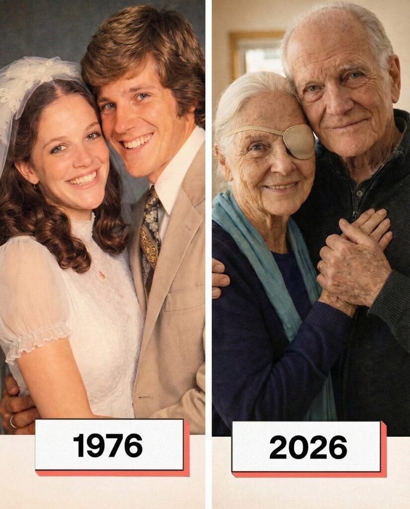 Ela achou que seria apenas mais um aniversário, mas um **envelope** mudou tudo antes mesmo que o dia terminasse. Como um dia tão previsível poderia esconder algo assim? Porque, para ela, aquela data já seguia um roteiro conhecido havia décadas. Aos **85 anos**, ela manteve o mesmo cuidado de sempre: arrumou o cabelo, escolheu o casaco, passou batom e saiu de casa como quem protege uma memória sem fazer alarde. Nada parecia fora do lugar. E talvez fosse exatamente por isso que o inesperado teve tanta força. Mas por que aquele aniversário era tão importante? Porque ele não era apenas uma comemoração. Era uma **tradição**. Durante quase cinquenta anos, ela voltava ao mesmo restaurante no mesmo dia, no mesmo horário, como se repetisse um gesto simples para não deixar desaparecer uma parte essencial da própria vida. Não era apego ao passado por tristeza. Era uma forma silenciosa de continuar honrando uma história que ainda fazia sentido. E o que havia nessa rotina que a tornava tão especial? O lugar. A mesa. A janela. Os detalhes que, para qualquer outra pessoa, poderiam parecer comuns. Mas há um ponto que quase ninguém nota: certos lugares não guardam apenas lembranças, guardam versões inteiras de quem fomos. Foi ali que tudo começou muitos anos antes, quando ela tinha **35 anos** e entrou por acaso naquele restaurante depois de perder o ônibus. Foi ali também que conheceu o homem com quem dividiria a vida. Então o que aconteceu naquele dia para quebrar esse ritual? Assim que entrou, ela percebeu que algo estava diferente. A mesa de sempre, perto da janela, já estava ocupada. E não por um casal, nem por um cliente qualquer, mas por um **jovem desconhecido** que parecia esperar exatamente por ela. Ele segurava um envelope e, ao vê-la, levantou-se com nervosismo. Antes que ela entendesse o motivo, ouviu o próprio nome. Quem era aquele rapaz? E por que parecia tão abalado? A resposta não veio de imediato, e é aqui que muita gente se surpreende. O mais estranho não era a presença dele. Era o que ele tinha nas mãos. O envelope trazia uma mensagem que parecia impossível. O remetente era o nome do seu **marido**, que já havia partido. Como reagir diante de algo assim? Abrir na hora? Perguntar tudo de uma vez? Ela não fez nem uma coisa nem outra. Preferiu voltar para casa com o envelope fechado, como se precisasse preparar o coração antes de tocar no passado. E essa escolha diz muito, porque algumas revelações não pedem pressa. Pedem silêncio. Mas o que poderia existir dentro de uma carta enviada por alguém que já não estava mais ali? À noite, finalmente, ela abriu. Dentro havia uma **carta**, uma **fotografia antiga** e um **anel delicado**. Só isso já seria suficiente para abalar qualquer certeza. Só que o que estava escrito tornava tudo ainda maior. O que ele queria dizer depois de tanto tempo? Primeiro, desejava feliz aniversário. Depois, explicava por que aquela mensagem deveria chegar exatamente naquele dia. E o que vem em seguida muda completamente o sentido da história: ele revelou que, antes de conhecê-la, teve um **filho**. Anos depois, conseguiu reencontrá-lo, mas guardou esse segredo por medo de magoá-la. Por que esconder algo tão importante? Não por falta de amor, mas por fraqueza, receio e talvez por não saber como trazer à tona um capítulo antigo sem ferir a vida que construíram juntos. E há um detalhe que quase passa despercebido: a mensagem não foi entregue por acaso. O jovem que a esperava no restaurante era o **neto** desse filho, encarregado de cumprir o último desejo dele. Foi traição? Foi mentira? Ou foi algo mais difícil de nomear? Para ela, a dor não veio como revolta. Veio como um impacto profundo, quase silencioso, diante da descoberta de uma parte desconhecida da história do homem que amou. Na fotografia, ele aparecia mais jovem, segurando uma criança. De repente, o passado que ela julgava completo ganhou uma nova margem, um novo rosto, uma nova pergunta. E o que acontece depois? No dia seguinte, ela voltou ao restaurante. O jovem estava lá, esperando. Eles conversaram sobre **Paulo**, sobre lembranças, sobre ausências e sobre tudo o que ainda podia ser compreendido. Não havia clima de confronto. Havia algo mais raro: a sensação de que a vida, mesmo tarde, ainda podia apresentar uma continuação inesperada. Então qual é o verdadeiro ponto dessa história? Não é apenas a carta. Nem o segredo. Nem o aniversário. É o fato de que, no dia em que ela completou **85 anos**, o passado não voltou para feri-la, mas para revelar que o amor pode sobreviver até mesmo às partes que nunca foram contadas. E talvez o mais surpreendente seja justamente isso: quando parecia que tudo já estava encerrado, uma nova ligação começou a nascer — e talvez essa tenha sido a última mensagem dele, mas não necessariamente o último capítulo.