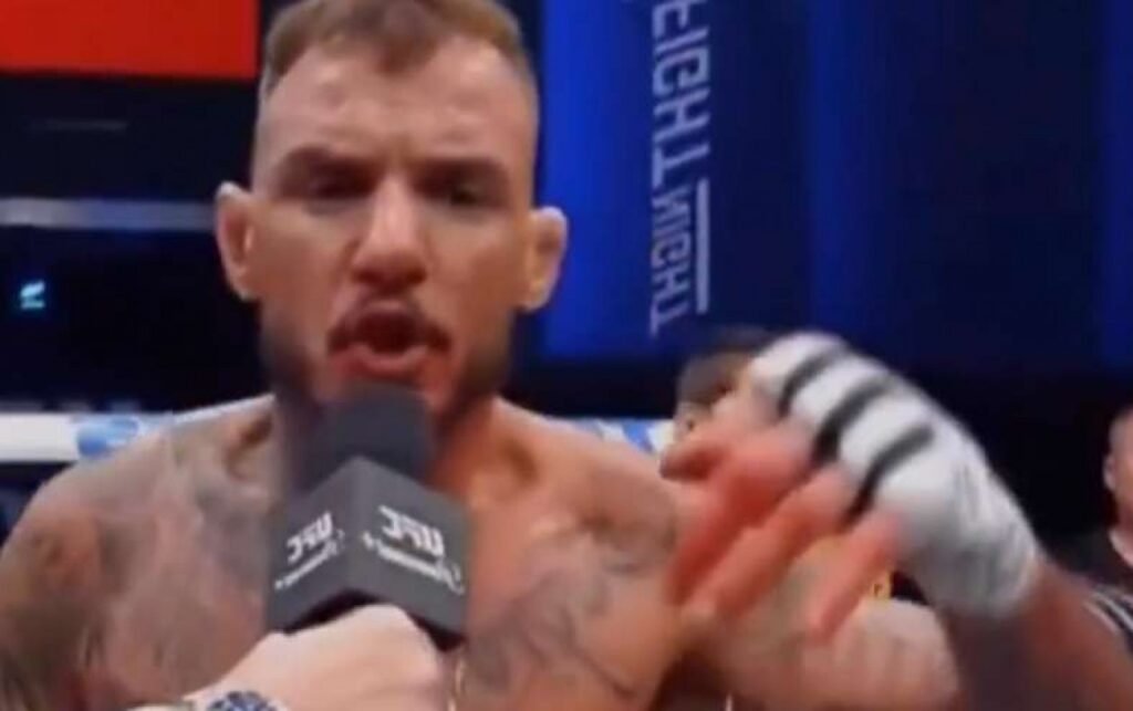 Quem é Renato Moicano e como ele se destacou no UFC Vegas 115? Renato Moicano é um lutador brasileiro que brilhou no UFC Vegas 115 ao vencer o escocês Chris Duncan com um mata-leão no segundo round, demonstrando habilidade e estratégia. Qual foi a reação do público à vitória de Moicano? O público ficou impressionado com a performance dominante de Moicano, que não deu chances ao adversário e mostrou por que é um dos destaques brasileiros no UFC. O que Moicano disse em seu discurso pós-vitória? Após a vitória, Moicano fez um discurso épico sobre as eleições no Brasil, expressando suas opiniões políticas e chamando a atenção para a situação atual do país. Por que o discurso de Moicano foi considerado épico? O discurso foi considerado épico por sua paixão e franqueza, abordando questões políticas de forma direta e engajando o público presente e os espectadores. Como o discurso de Moicano impactou a audiência? O discurso gerou grande repercussão, com muitos admirando sua coragem de falar sobre política em um evento esportivo, enquanto outros debateram suas opiniões. Qual a relação entre o discurso de Moicano e as eleições no Brasil? Moicano usou sua plataforma para discutir as eleições, destacando a importância do voto consciente e a necessidade de mudanças no cenário político brasileiro. Como o discurso de Moicano pode influenciar outros atletas? O discurso pode inspirar outros atletas a usarem suas vozes para abordar questões sociais e políticas, mostrando que o esporte pode ser uma plataforma para mudanças. Quais foram as consequências do discurso de Moicano? O discurso gerou debates nas redes sociais e na mídia, destacando a interseção entre esporte e política e a influência dos atletas na opinião pública. Como as camisetas de apoio ao pré-candidato Flávio Bolsonaro se relacionam com o evento? As camisetas surgiram como uma forma de capitalizar o momento político, aproveitando a visibilidade gerada pelo discurso de Moicano para promover apoio ao pré-candidato. Qual é a mensagem das camisetas de apoio a Flávio Bolsonaro? As camisetas trazem mensagens de apoio ao pré-candidato, incentivando a luta pelo Brasil e destacando slogans como "Brasil acima de tudo, Deus acima de todos". Por que as camisetas foram lançadas após o evento? O lançamento das camisetas após o evento visa aproveitar a atenção gerada pelo discurso de Moicano e engajar o público em torno de uma causa política. Como o discurso de Moicano e as camisetas refletem o cenário político atual? Ambos refletem a polarização política no Brasil, com figuras públicas usando suas plataformas para expressar opiniões e influenciar o debate público. Qual é a importância de atletas se posicionarem politicamente? Atletas têm grande influência e podem usar suas vozes para promover mudanças sociais, conscientizar sobre questões importantes e inspirar seus seguidores. Como o público pode reagir a atletas que se posicionam politicamente? As reações podem variar, com alguns apoiando a coragem dos atletas e outros criticando a mistura de esporte e política, refletindo a diversidade de opiniões na sociedade.