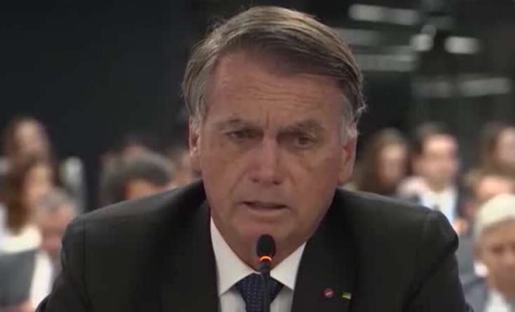 O que aconteceu com a tornozeleira de Bolsonaro? A Polícia Militar do Distrito Federal informou ao STF sobre a substituição do carregador da tornozeleira eletrônica de Jair Bolsonaro. A troca ocorreu na madrugada de domingo, entre 00h34 e 01h03, sem explicações detalhadas. Por que a tornozeleira de Bolsonaro foi substituída? O documento oficial não esclarece o motivo da troca do carregador da tornozeleira. A operação foi registrada, mas sem detalhes adicionais sobre as razões da substituição. Quem conduziu a operação de substituição da tornozeleira? A policial penal Rita de Cassia Gaio foi responsável pela operação. Ela já havia sido mencionada em outro episódio envolvendo Bolsonaro, quando tentou violar a tornozeleira com um ferro de solda. Qual é a situação atual de Bolsonaro? Bolsonaro cumpre prisão domiciliar, o que exige monitoramento contínuo por meio de dispositivo eletrônico. A PMDF é encarregada da vigilância da residência durante esse período. O que o STF pode fazer a respeito? O ministro Alexandre de Moraes, relator do caso no STF, poderá solicitar esclarecimentos complementares com base nas informações recebidas sobre a substituição do carregador. Qual é a reação pública sobre o caso? Há alegações de perseguição contra Bolsonaro e seus aliados, com teorias de que querem esconder eventos de 2022. A narrativa sugere que a verdade não será suprimida, apesar das controvérsias. Como a mídia está cobrindo o caso? A cobertura inclui menções a decisões judiciais controversas e disputas ideológicas. A narrativa de perseguição é destacada, sugerindo que há uma tentativa de silenciar Bolsonaro. Quais são as implicações políticas desse evento? O caso pode intensificar debates sobre a justiça e a política no Brasil, alimentando divisões entre apoiadores e críticos de Bolsonaro. As ações do STF serão observadas de perto. Como a população está reagindo? A reação é polarizada, com apoiadores de Bolsonaro vendo o evento como parte de uma perseguição contínua, enquanto críticos podem ver como uma questão de cumprimento da lei. O que pode acontecer a seguir? O STF pode solicitar mais informações, e o caso pode evoluir dependendo das respostas. A situação de Bolsonaro continuará a ser um ponto de atenção na política brasileira. Por que a tornozeleira é importante no monitoramento de Bolsonaro? A tornozeleira garante que Bolsonaro cumpra as condições da prisão domiciliar, permitindo que as autoridades monitorem sua localização e atividades. Qual é o papel da PMDF nesse contexto? A PMDF é responsável pela vigilância da residência de Bolsonaro, assegurando que ele cumpra as condições impostas pela justiça durante sua prisão domiciliar. Como a substituição do carregador afeta o monitoramento? A substituição do carregador é crucial para manter o funcionamento contínuo da tornozeleira, garantindo que o monitoramento não seja interrompido. O que se sabe sobre a policial envolvida? Rita de Cassia Gaio já esteve envolvida em um incidente anterior com Bolsonaro, o que pode levantar questões sobre sua relação com o caso atual. Quais são as possíveis consequências legais para Bolsonaro? Dependendo das investigações e decisões do STF, Bolsonaro pode enfrentar novas implicações legais, especialmente se houver violações das condições de sua prisão domiciliar.