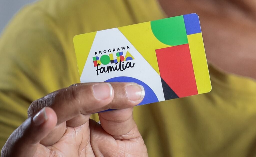 **Nove estados têm mais beneficiários do Bolsa Família do que CLTs: o que isso significa?** De acordo com dados revelados pelo Poder360, em fevereiro de 2026, **nove estados brasileiros** apresentaram um número maior de famílias recebendo o **Bolsa Família** do que de empregados com carteira assinada. Todos esses estados estão localizados nas regiões **Norte e Nordeste** do Brasil. Mas o que isso realmente indica sobre a situação econômica dessas regiões? **Qual é a situação atual do Bolsa Família em relação ao emprego formal?** Segundo a publicação, em fevereiro de 2023 e 2024, 13 estados tinham mais beneficiários do Bolsa Família do que trabalhadores formais. Esse número caiu para 12 em 2025 e, em 2026, reduziu-se para nove. Essa tendência de redução pode ser atribuída a dois fatores principais: o crescimento do emprego formal e um "pente-fino" realizado pelo governo federal, que resultou na exclusão de 2,1 milhões de famílias do programa. **Quais estados lideram em dependência do Bolsa Família?** O **Maranhão** lidera o índice de dependência, com 460 mil famílias a mais no programa de transferência de renda do que postos de trabalho formais. Isso significa que, para cada emprego formal, há 1,66 beneficiário do Bolsa Família. Em contraste, **Santa Catarina** apresenta a maior força de trabalho formal proporcional, com 13 empregos para cada família beneficiada. **Como está a situação em São Paulo?** No extremo oposto, **São Paulo** apresenta o maior superávit de emprego, com 12,5 milhões de trabalhadores com carteira assinada a mais do que beneficiários do auxílio. Isso reflete uma economia mais robusta e uma menor dependência de programas de transferência de renda. **Qual é a proporção de dependência do Bolsa Família na economia do trabalho?** A proporção de dependência do Bolsa Família na economia do trabalho está em 38,6 beneficiários para cada 100 pessoas com carteira assinada, em fevereiro de 2026. Esse patamar tem se mantido estável desde agosto de 2025, após ter atingido um recorde de 49,6 para cada 100 no início de 2023. **O que isso significa para o Brasil como um todo?** No total, o Brasil contabiliza hoje 48,8 milhões de pessoas com emprego formal e 18,8 milhões de famílias atendidas pelo benefício social. Mesmo com a maior dependência desses nove estados ao Bolsa Família, o emprego formal avançou em ritmo superior ao benefício em todas as unidades da Federação no último ano. **E quanto à disparidade em nível municipal?** Além dos estados, a disparidade persiste em nível municipal, com 2.639 cidades brasileiras ainda registrando mais Bolsa Família do que empregos formais. Isso indica que, apesar dos avanços, ainda há um longo caminho a percorrer para equilibrar a dependência de programas sociais e o crescimento do emprego formal em todo o país. Esses dados revelam um panorama complexo da economia brasileira, onde o crescimento do emprego formal e a redução da dependência do Bolsa Família são sinais positivos, mas ainda há desafios significativos a serem enfrentados, especialmente nas regiões Norte e Nordeste.