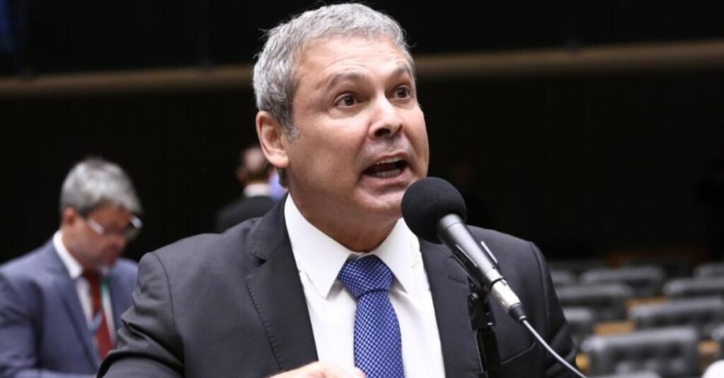 O que motivou o Novo a acionar o Conselho de Ética contra Lindbergh Farias? O partido Novo acionou o Conselho de Ética após Lindbergh Farias (PT-RJ) chamar Alfredo Gaspar (PL-AL) de "estuprador" durante uma reunião da CPMI do INSS, sem apresentar provas. Qual foi o contexto do confronto entre Lindbergh e Gaspar? O confronto ocorreu durante a discussão do relatório da CPMI do INSS, em meio a tumultos no plenário. A fala de Lindbergh foi captada pela transmissão oficial. Por que o Novo considera a acusação de Lindbergh uma quebra de decoro? O Novo argumenta que a acusação foi feita sem evidências e que a suposta vítima negou qualquer episódio. Divergências políticas não justificam imputações criminais sem provas. Quais são as possíveis sanções para Lindbergh no Conselho de Ética? As sanções incluem advertência, suspensão temporária do mandato e, em casos graves, perda do cargo parlamentar, conforme o Código de Ética da Câmara. Como a Mesa Diretora e o Conselho de Ética devem proceder? A Mesa Diretora analisará o caso antes de encaminhá-lo ao Conselho de Ética, que avaliará possíveis violações de decoro por Lindbergh. Qual a importância da CPMI do INSS no cenário político atual? A CPMI do INSS é relevante por investigar questões previdenciárias. No entanto, é a oitava comissão a terminar sem relatório desde 2004, refletindo desafios políticos. Como a oposição e governistas estão lidando com a CPMI do INSS? Oposição e governistas planejam levar relatórios opostos ao STF, evidenciando divisões políticas e a complexidade das discussões na comissão. Qual foi a reação pública à rejeição do relatório da CPMI? A rejeição gerou debates sobre a eficácia das comissões e a postura dos parlamentares. A votação de cada parlamentar foi analisada criticamente. Por que a fala de Lindbergh foi captada mesmo com o microfone desligado? Apesar do microfone desligado, a fala foi captada pela transmissão oficial e registrada nas notas taquigráficas, destacando a tensão no plenário. Qual é a posição do líder do Novo na Câmara sobre o incidente? Marcel van Hattem, líder do Novo, defende que acusações sem provas não devem ocorrer no Parlamento, enfatizando a necessidade de ética política. Como a acusação de Lindbergh impacta sua carreira política? A acusação pode afetar a imagem de Lindbergh, dependendo do desfecho no Conselho de Ética e da percepção pública sobre sua conduta. O que a situação revela sobre o ambiente político na Câmara dos Deputados? O episódio reflete tensões políticas e a importância do decoro parlamentar, além de destacar a polarização e os desafios éticos enfrentados. Como o caso pode influenciar futuras discussões na Câmara? Pode levar a debates sobre ética e comportamento parlamentar, influenciando como futuros confrontos e acusações serão tratados. Qual é o papel do Conselho de Ética em casos como este? O Conselho de Ética avalia violações de decoro e aplica sanções, garantindo que a conduta dos deputados esteja alinhada aos padrões éticos. O que a situação ensina sobre a importância da ética no Parlamento? Destaca a necessidade de responsabilidade e provas ao fazer acusações, reforçando a importância de manter um ambiente político respeitoso e ético.