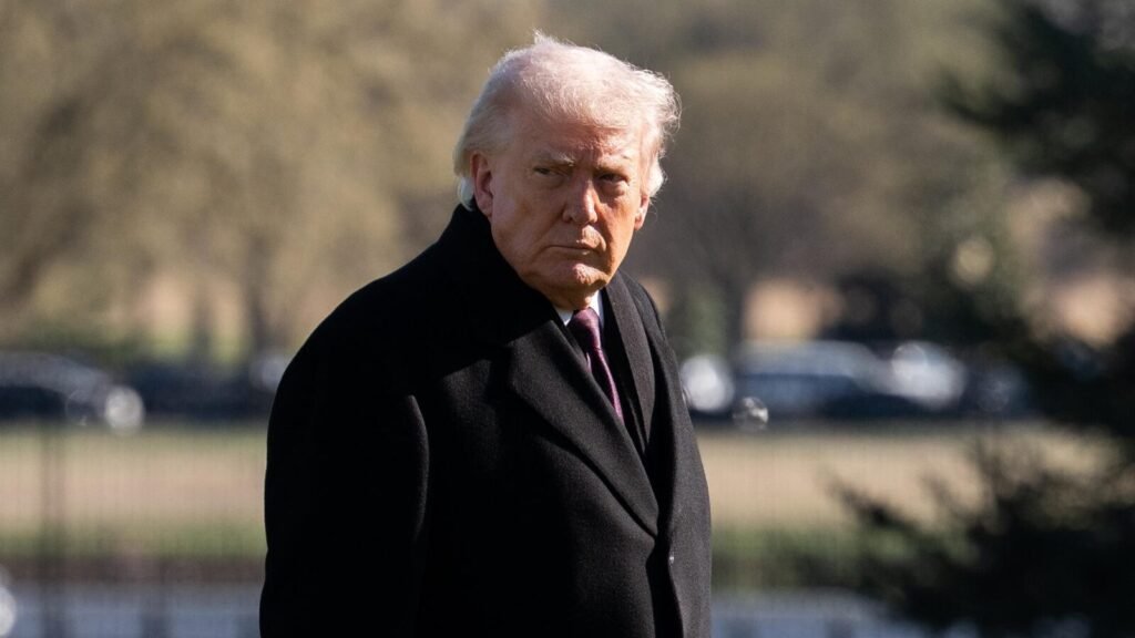 Por que os EUA estão pressionando o Brasil com novos relatórios? Os EUA divulgaram relatórios criticando o Brasil, focando em questões comerciais e decisões judiciais, aumentando a tensão entre os países. Quais são as críticas comerciais dos EUA ao Brasil? O relatório do USTR critica tarifas elevadas, sistema tributário e ambiente regulatório brasileiro, considerados entraves para empresas americanas. Como o Judiciário brasileiro está sendo criticado pelos EUA? O Comitê Judiciário dos EUA acusa o Judiciário brasileiro de censura global, citando decisões que afetam a liberdade de expressão. Qual é o impacto das críticas americanas na relação Brasil-EUA? As críticas podem intensificar tensões e dificultar o relacionamento entre os governos Lula e Trump, especialmente no contexto eleitoral. Como a investigação do USTR pode afetar o Brasil? A investigação pode levar a novas tarifas ou exigências de mudanças em áreas sensíveis, como serviços digitais e regras comerciais. Por que o relatório do Comitê Judiciário tem peso político? Ele pode incentivar sanções individuais contra autoridades brasileiras, nos moldes da Lei Magnitsky, ou restrições de entrada nos EUA. Qual é a posição do governo brasileiro sobre a pressão americana? O governo brasileiro teme que a pressão aumente, especialmente com a investigação do USTR, e avalia possíveis impactos econômicos. Como a classificação de facções brasileiras como terroristas afeta a relação? A medida pode ampliar instrumentos legais dos EUA para sanções e restrições, aumentando a tensão entre os países. O que o Departamento de Estado dos EUA diz sobre organizações criminosas brasileiras? Vê como ameaças significativas à segurança regional, mas não confirmou oficialmente a classificação como terrorismo. Quais foram as medidas adotadas pelo governo Trump contra o Brasil no passado? Incluíram investigação com base na Seção 301, tarifas adicionais e sanções contra o ministro Alexandre de Moraes. Como o governo brasileiro está respondendo às críticas americanas? Ainda não há um posicionamento oficial do Itamaraty sobre as questões apontadas pelos EUA. Qual é a expectativa para o futuro das relações Brasil-EUA? O acúmulo de disputas comerciais e divergências institucionais mantém o relacionamento instável, com possíveis novas tensões.