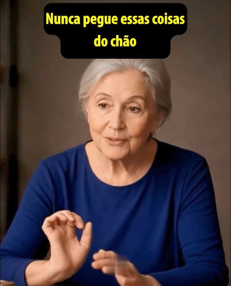 Você pisaria ao lado sem pensar… ou levaria para casa algo que, para muita gente, jamais deveria ser tocado? Parece exagero? Talvez. Mas por que certos objetos comuns, esquecidos no chão, despertam tanto cuidado em diferentes tradições? Porque, para além da aparência inofensiva, existe a crença de que alguns itens não estão ali por acaso. E se o problema não fosse o objeto em si, mas o que ele **simboliza**? Mas simboliza o quê, exatamente? Em várias crenças populares e tradições energéticas antigas, alguns objetos podem funcionar como representação de **cargas emocionais**, **dificuldades**, **doenças** ou até **problemas financeiros**. A ideia é simples e inquietante ao mesmo tempo: alguém pode deixar algo para trás de forma simbólica, e quem recolhe poderia assumir aquilo sem perceber. Isso significa que qualquer coisa no chão deve ser evitada? Não necessariamente. O ponto não é viver com medo, mas entender que certos itens aparecem com frequência nessas tradições por carregarem significados muito específicos. E é justamente aqui que muita gente se surpreende: alguns deles parecem tão banais que quase ninguém pensaria duas vezes antes de pegar. Quais são esses objetos? Um dos mais curiosos é o **molho de chaves**. Afinal, quem nunca pensou em recolher uma chave perdida para tentar ajudar o dono? Só que, simbolicamente, as chaves representam **abertura de caminhos**, **acesso** e **novos começos**. Dentro de algumas correntes esotéricas, pegar chaves encontradas no chão poderia significar assumir os **bloqueios** de quem as perdeu, como fases de estagnação, dívidas ou dificuldades profissionais. Mas há um detalhe que quase ninguém nota: a boa intenção não muda o simbolismo dentro dessas crenças. E se isso já parece estranho, o próximo objeto é ainda mais comum. Por que uma simples **moeda** poderia inspirar cautela? Porque o dinheiro, em várias tradições populares, é visto como um forte símbolo de **troca de energia**. Principalmente quando aparece em **cruzamentos**, na entrada de casas ou perto de comércios, algumas práticas entendem que ele pode ter sido deixado de forma intencional para representar a transferência de **escassez** ou de problemas ligados à vida financeira. Recolher esse valor, nessa visão, seria como aceitar uma carga que não era sua. E se você não acredita em nada disso? Ainda assim existe um ponto prático impossível de ignorar: dinheiro encontrado na rua pode estar **sujo** ou **contaminado**. O que acontece depois muda tudo, porque a questão deixa de ser apenas simbólica e passa a envolver também **higiene** e **prudência**. Só que nem sempre o alerta está em objetos de valor. Como algo tão pequeno quanto um **botão** pode entrar nessa lista? Justamente por parecer insignificante. Um botão tem a função de **unir** partes de uma roupa. Por isso, em certas tradições, ele representa **ligação**, **estabilidade** e **conexão**. Quando abandonado, poderia estar associado à intenção simbólica de romper laços, afastar conflitos ou descarregar tensões emocionais. E pegar esse item, segundo essa leitura, poderia atrair **desentendimentos** ou instabilidade nos relacionamentos. Parece improvável? Talvez. Mas a curiosidade aumenta quando surge outro grupo de objetos ainda mais pessoais. O que dizer de itens ligados ao **cabelo**? Aqui a atenção cresce porque, em diversas culturas, o cabelo é associado à **identidade**, à **vitalidade** e à **força pessoal**. Por isso, **pentes**, **escovas**, **presilhas** e **elásticos** são vistos como objetos capazes de carregar energia pessoal de quem os usou. E é aqui que a maioria realmente para para pensar: se esses itens já são íntimos por natureza, faria sentido levá-los para casa? Dentro dessas crenças, recolhê-los poderia simbolizar a absorção de problemas emocionais ou até questões relacionadas à saúde do dono. E, além do aspecto simbólico, existe um cuidado concreto: esses objetos podem transmitir **fungos**, **bactérias** ou **parasitas**. Então o que fazer ao encontrar algo assim? A orientação mais sensata é simples: **evite tocar diretamente com as mãos**. Se for necessário retirar o objeto do local por segurança, use **papel**, **saco plástico** ou alguma proteção antes de descartá-lo. E, acima de tudo, não leve para casa objetos pessoais encontrados na rua. No fim, o ponto principal não está em provar se a crença é verdadeira ou não. Está em perceber que, para muitas tradições, aquilo que recolhemos também pode ter um peso **simbólico**. E mesmo para quem não acredita, a combinação entre **bom senso**, **cautela** e **higiene** já é motivo suficiente para pensar duas vezes. Porque às vezes o objeto parece pequeno, comum, sem importância… até o momento em que você descobre o que ele pode representar.