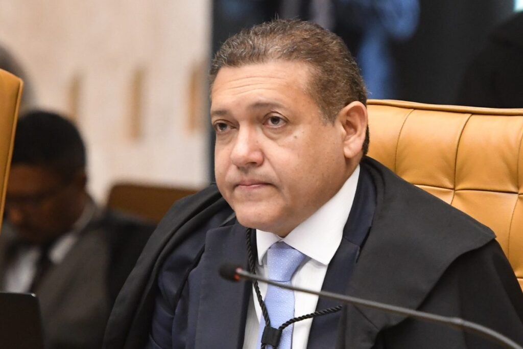 Quem é Nunes Marques e qual a relevância de sua viagem? Kassio Nunes Marques é ministro do STF. Sua viagem em um avião ligado a Daniel Vorcaro, banqueiro investigado, gerou questionamentos sobre possíveis conflitos de interesse. Por que a viagem de Nunes Marques chamou atenção? A viagem chamou atenção por envolver uma aeronave de uma empresa ligada a Vorcaro, que estava sob investigação, levantando dúvidas sobre a relação entre o ministro e o banqueiro. Qual foi a justificativa de Nunes Marques para a viagem? Nunes Marques afirmou que a viagem foi a convite de Camilla Ewerton Ramos, amiga pessoal, para celebrar seu aniversário, e que ela foi responsável pelo voo. Quem é Camilla Ewerton Ramos e qual seu papel na viagem? Camilla Ewerton Ramos é advogada e esposa de Newton Ramos, desembargador do TRF1. Ela organizou o voo para seu aniversário, convidando Nunes Marques e outros amigos. Qual a ligação de Daniel Vorcaro com a aeronave utilizada? A aeronave pertence à Prime You, empresa de administração de bens de luxo, da qual Vorcaro foi sócio até setembro de 2025, mas ainda mantém vínculos. Como Vorcaro está envolvido em investigações? Vorcaro foi preso pela PF após a Operação Compliance Zero, que investiga irregularidades financeiras. Ele foi solto com medidas cautelares, mas voltou a ser preso em março. Qual a relação entre Vorcaro e a Prime You? Vorcaro deixou o quadro societário da Prime You, mas a empresa ainda administra parte de seus bens, mantendo uma ligação indireta com ele. Por que a viagem ocorreu em um momento delicado? A viagem ocorreu quatro dias antes da prisão de Vorcaro, aumentando a especulação sobre a proximidade entre Nunes Marques e o banqueiro investigado. Qual foi a reação de Camilla Ramos ao caso? Camilla Ramos afirmou que o voo foi particular e contratado pessoalmente para seu aniversário, tentando desvincular a viagem de qualquer conotação negativa. Como a imprensa descobriu sobre a viagem? O jornal O Estado de S. Paulo revelou o caso, obtendo dados do voo que confirmaram a presença de Nunes Marques e sua esposa no terminal executivo de Brasília. Qual a importância do jornalismo na revelação desse caso? O jornalismo investigativo, como o do Estadão, desempenha papel crucial ao expor situações que podem envolver conflitos de interesse e exigir transparência de figuras públicas. Qual a posição de CartaCapital sobre o caso? CartaCapital destaca seu compromisso com o bom jornalismo e a denúncia de injustiças, reforçando a importância de investigar e divulgar casos como o de Nunes Marques. Como a sociedade deve interpretar esse tipo de situação? A sociedade deve exigir transparência e responsabilidade de figuras públicas, questionando possíveis conflitos de interesse e a ética em suas ações. Qual o impacto desse caso na imagem de Nunes Marques? O caso pode afetar a imagem de Nunes Marques, gerando dúvidas sobre sua imparcialidade e possíveis relações com figuras investigadas, como Vorcaro. O que esse caso revela sobre a relação entre política e negócios? O caso evidencia a complexa relação entre política e negócios no Brasil, onde interesses pessoais e profissionais podem se entrelaçar, exigindo vigilância constante.