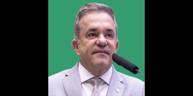 O que é a lista tríplice nas universidades brasileiras? A lista tríplice era um mecanismo em que três nomes eram indicados para a escolha de reitores, mas o presidente podia ignorar a preferência da comunidade acadêmica. Por que o fim da lista tríplice é significativo? O fim da lista tríplice representa um avanço na autonomia universitária, garantindo que o voto da comunidade acadêmica seja respeitado. Quais foram as consequências da lista tríplice? Entre 2019 e 2022, 43% dos processos de escolha de reitores sofreram intervenções, afetando 23 universidades federais e outros institutos. Como a nova lei impacta a democracia nas universidades? A nova lei reforça a democracia interna, assegurando que a escolha da comunidade acadêmica seja efetivamente considerada na nomeação de reitores. Qual foi o papel do Congresso Nacional nesse processo? O Congresso Nacional foi crucial ao aprovar o projeto que extingue a lista tríplice, reconhecendo a necessidade de corrigir distorções democráticas. Como o Ministério da Educação contribuiu para essa mudança? Sob Camilo Santana, o Ministério da Educação apoiou a autonomia universitária, promovendo o respeito aos processos internos de escolha. Quais entidades apoiaram o fim da lista tríplice? Entidades como Fasubra, Andes-SN, Andifes, Sinasefe, CNTE e UNE foram fundamentais ao denunciar intervenções e defender a autonomia universitária. Qual é o impacto da nova lei na confiança da comunidade acadêmica? A nova lei restaura a confiança nos processos coletivos, garantindo que a participação da comunidade acadêmica tenha um impacto real. Como a Universidade Federal da Grande Dourados foi afetada? A UFGD foi uma das instituições afetadas por intervenções, mas agora, com a nova lei, suas consultas prévias ganham mais relevância. Qual é o significado da escolha de Etienne Biasotto como reitor da UFGD? A escolha de Etienne Biasotto simboliza a nova lógica em que o resultado da consulta prévia orienta efetivamente a decisão final. O que muda com a nova lógica de escolha de reitores? A nova lógica coloca o voto como ponto de partida das decisões, garantindo que a participação da comunidade acadêmica seja respeitada. Como essa mudança afeta o debate dentro das universidades? Embora as disputas continuem, a mudança assegura que os processos de escolha não sejam desconsiderados, fortalecendo o debate democrático. Por que é importante que o voto produza efeito? Se o voto não produz efeito, a democracia se esvazia, comprometendo a confiança nas instituições e a legitimidade das decisões. Como essa mudança reflete na sociedade brasileira? A mudança reafirma a importância da participação efetiva, contribuindo para a confiança nas instituições e na democracia como um todo. O que podemos esperar para o futuro das universidades brasileiras? Com o fim da lista tríplice, espera-se um fortalecimento da autonomia universitária e uma maior valorização da participação democrática.