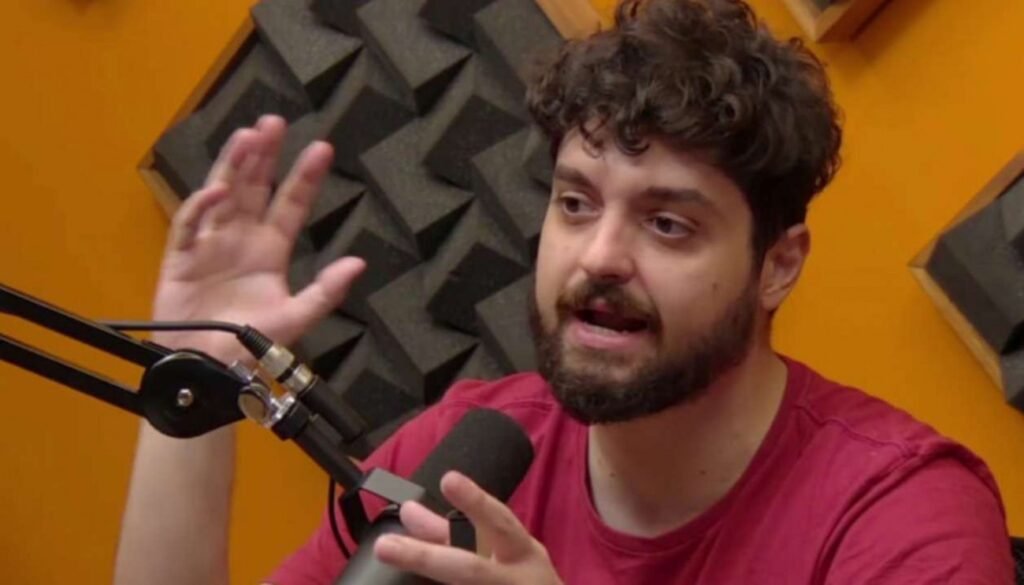 Por que o Ministério Público pediu a rejeição da ação contra Monark? O Ministério Público de São Paulo reconheceu que as falas de Monark sobre nazismo não configuravam apologia, mas sim uma defesa abstrata da liberdade de expressão. Qual foi o impacto inicial das declarações de Monark? Monark foi expulso do podcast que ajudou a criar, desmonetizado e banido do YouTube, além de ser investigado pela PGR e pelo MPF. Como a mais alta corte do país agiu no caso de Monark? A corte expandiu a perseguição, bloqueando todos os perfis de Monark em redes sociais e plataformas de áudio, além de bloquear suas contas bancárias. Qual foi o motivo do bloqueio das contas de Monark? O bloqueio ocorreu após Monark entrevistar um deputado que questionou a transparência das urnas eletrônicas. O que significa "pena de morte virtual" no contexto de Monark? Refere-se ao cancelamento, censura, desmonetização e multas aplicadas a Monark, sem processo ou condenação formal. O que o Ministério Público reconheceu após quatro anos? Reconheceu que nunca houve crime nas falas de Monark, que discutiam liberdade de expressão e não defendiam o ideário nazista. Quem repara os danos sofridos por Monark? A questão permanece: quem devolverá os anos de perseguição, a renda destruída e a reputação arrasada de Monark? Monark pode buscar reparação pelos danos sofridos? Espera-se que Monark processe o Estado e busque uma reparação multimilionária pela injustiça que sofreu. Como Monark está sobrevivendo atualmente? Monark está sobrevivendo graças à ajuda de assinantes e parceiros comerciais que apoiam sua batalha. Qual é a importância do apoio dos assinantes para Monark? O apoio dos assinantes é crucial para fortalecer sua batalha e garantir a continuidade de seu trabalho. O que os assinantes de Monark recebem em troca do apoio? Assinantes têm acesso ao primeiro podcast conservador do Brasil e ao conteúdo exclusivo da Revista A Verdade. Por que o caso de Monark é relevante para a liberdade de expressão? O caso destaca os limites da atuação estatal e a importância de proteger a liberdade de expressão, mesmo em discussões controversas. O que o caso de Monark ensina sobre a atuação do Ministério Público? Mostra a necessidade de cautela e responsabilidade ao lidar com casos que envolvem liberdade de expressão e opinião. Como a sociedade pode evitar casos semelhantes no futuro? Promovendo debates abertos sobre liberdade de expressão e garantindo que ações judiciais sejam baseadas em evidências claras. Qual é a mensagem final do caso de Monark? A importância de proteger a liberdade de expressão e garantir que injustiças sejam reparadas de forma adequada e justa.