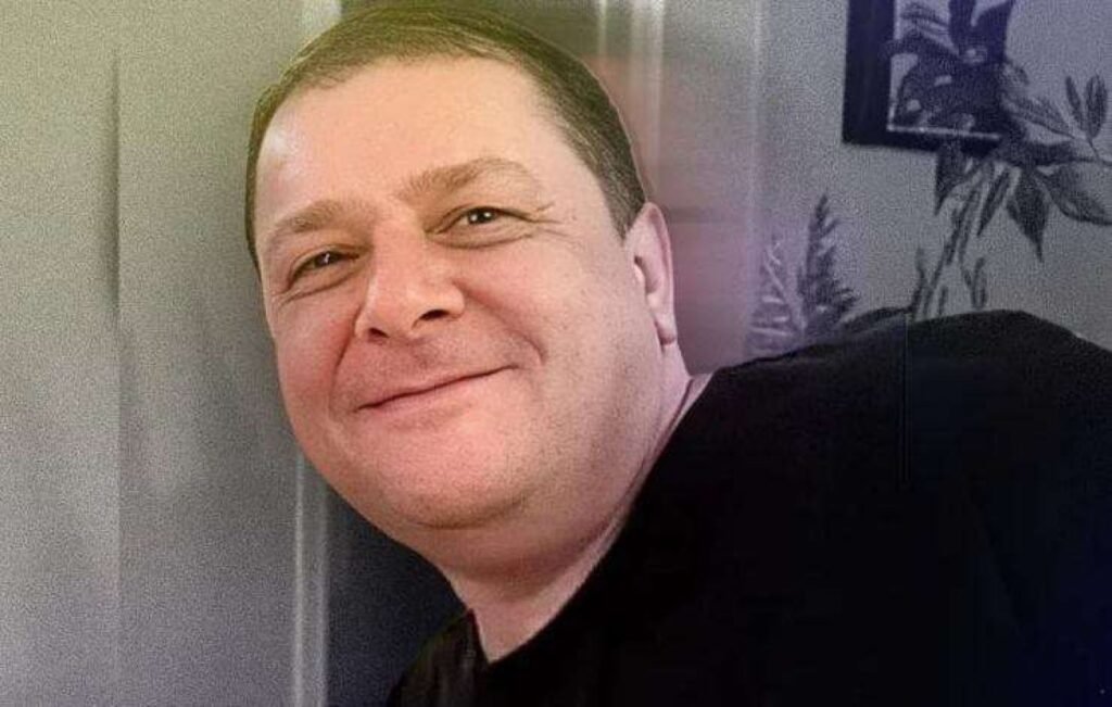 Como Lulinha consegue viver de forma abastada na Europa? Lulinha vive na Espanha, viajando frequentemente e sem aparentes preocupações financeiras. Isso gerou curiosidade sobre sua fonte de renda. Ele trabalha na Telefônica de Espanha? Rumores sugeriram que Lulinha trabalhava na área de tecnologia da Telefônica, mas a empresa negou qualquer vínculo empregatício com ele. O que a CPMI do INSS revelou sobre Lulinha? Ao final da CPMI do INSS, surgiram indícios sobre como Lulinha se sustenta na Europa, levantando suspeitas sobre suas fontes de renda. Por que os petistas comemoraram o fim das investigações? A comemoração dos petistas com o término das investigações sugere que o desfecho foi favorável a eles, possivelmente esclarecendo o mistério. Qual é a relação de Lula com o caso de Lulinha? Lula tentou manter certos aspectos de sua vida privada, mas o caso de Lulinha trouxe à tona questões sobre sua verdadeira face. O que o livro "O Homem Mais Desonesto do Brasil" revela? O livro promete detalhes e revelações sobre o passado de Lula, expondo aspectos controversos de sua trajetória política. Por que o mistério sobre Lulinha é relevante? O mistério sobre Lulinha é relevante por levantar questões sobre ética e transparência na vida pública de figuras políticas. Como a opinião pública reage a essas revelações? A opinião pública está dividida, com alguns defendendo Lula e outros criticando a falta de clareza sobre a vida de Lulinha. Quais são as consequências políticas dessas revelações? Essas revelações podem impactar a imagem de Lula e influenciar a percepção pública sobre sua integridade e a de sua família. O que mais pode ser descoberto sobre Lulinha no futuro? Novas investigações ou revelações podem trazer à tona mais informações sobre as atividades e fontes de renda de Lulinha na Europa. Como a mídia brasileira cobre o caso de Lulinha? A cobertura da mídia varia, com alguns veículos investigando a fundo e outros tratando o assunto com mais cautela. Qual é o impacto dessas revelações na carreira política de Lula? Dependendo da percepção pública, essas revelações podem afetar a carreira política de Lula, influenciando futuras eleições. O que os brasileiros em Madri pensam sobre Lulinha? Entre os brasileiros em Madri, circulam boatos e especulações sobre a vida de Lulinha, refletindo curiosidade e desconfiança. Como a Telefônica de Espanha respondeu aos rumores? A Telefônica demorou a responder, mas negou qualquer vínculo empregatício com Lulinha, tentando afastar-se das especulações. Por que o caso de Lulinha gera tanta curiosidade? O caso gera curiosidade devido à combinação de mistério, política e a figura pública de Lula, que sempre atrai atenção.