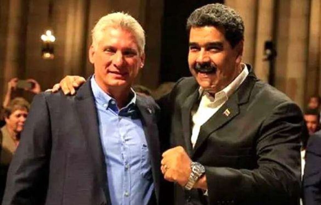 Por que a promessa de igualdade em alguns regimes políticos resulta em escassez para muitos? A concentração de poder e riqueza em poucos é uma característica observada em países como Venezuela, Cuba e Coreia do Norte, onde a promessa de igualdade frequentemente termina em escassez para a maioria. Como a economia da Venezuela colapsou? A Venezuela enfrentou um colapso econômico severo, com perda significativa do PIB e inflação descontrolada, reduzindo drasticamente o poder de compra da população. Quais são as dificuldades econômicas enfrentadas por Cuba atualmente? Cuba enfrenta dificuldades estruturais profundas, como escassez, baixa produção e migração em massa, com muitos buscando melhores condições de vida. Por que a população em Cuba enfrenta altos níveis de pobreza? Relatórios independentes indicam que grande parte da população cubana enfrenta dificuldades básicas para viver, refletindo altos níveis de pobreza. Como a esquerda mantém o controle sobre a população? A esquerda frequentemente vende promessas que não cumpre, usando a família, liberdade e fé como pilares, enquanto edifica seus líderes para manter a adoração popular. Qual é o discurso comum em regimes de esquerda? O discurso frequentemente promete igualdade e justiça social, mas na prática, resulta em concentração de poder e escassez para a maioria. O que acontece quando o Estado controla a distribuição de recursos? Quando o Estado é o principal distribuidor de recursos, o controle do sistema se torna absoluto, levando a uma gestão pública que se confunde com poder político. Quais são as consequências de sistemas altamente centralizados? Em sistemas centralizados, a linha entre gestão pública e poder político é tênue, criando uma dinâmica perigosa de controle absoluto. Como a população é afetada por restrições econômicas nesses regimes? A população enfrenta restrições econômicas, limitações de oportunidades, dependência crescente, fome e intolerância às cobranças. Como China e Rússia diferem desses modelos? China e Rússia adotaram mecanismos de mercado, gerando crescimento econômico em certos períodos, mas ainda mantêm características de controle estatal. Quais são as semelhanças entre China, Rússia e outros regimes de esquerda? Apesar das diferenças, China e Rússia compartilham a essência do controle estatal e político, refletindo traços comuns aos regimes de esquerda. Por que o sofrimento do povo não é apenas numérico? O sofrimento se manifesta em filas, escassez, migração e perda de esperança, não apenas em números, mas no cotidiano das pessoas. Qual é o custo de ignorar padrões históricos? Ignorar padrões históricos de concentração de poder e empobrecimento do povo pode ter um custo alto, perpetuando ciclos de desigualdade e sofrimento. Como a reflexão sobre esses exemplos pode ser útil? Refletir sobre esses exemplos ajuda a entender os padrões e buscar soluções que evitem a repetição dos mesmos erros históricos.