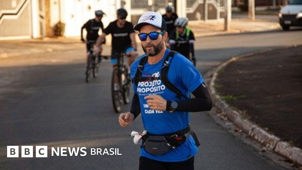 **O que aconteceu com o coração de um homem que correu 366 maratonas consecutivas?** A história de Hugo Farias, um homem que decidiu correr 366 maratonas consecutivas, levanta muitas perguntas sobre os limites do corpo humano e os efeitos de tal esforço no coração. Aos 46 anos, Hugo, que trabalhou por 22 anos no setor privado, decidiu mudar de vida e se dedicar a um desafio esportivo inédito. Inspirado pelo navegador brasileiro Amir Klink, Hugo quis deixar sua marca no mundo, segundo a publicação do Terra. **Por que Hugo Farias decidiu correr 366 maratonas consecutivas?** Hugo sentiu um crescente incômodo com sua rotina e desejava inspirar pessoas de uma forma diferente. Ele descobriu que um atleta belga, Stephen Engels, havia corrido 365 maratonas em um ano e decidiu superá-lo, criando um plano para correr uma maratona a mais. "Eu não era nenhum grande atleta", afirma Hugo, que começou a correr em 2019 e tinha um histórico recente no esporte. **Como Hugo se preparou para esse desafio?** Hugo montou uma equipe multidisciplinar, incluindo médicos, treinadores, fisioterapeutas e psicólogos, para ajudá-lo a planejar e executar o desafio. Ele também contou com o apoio do Instituto do Coração (InCor) para monitorar seu coração durante o esforço. "Queria gerar alguma contribuição científica", explica Hugo. **Qual foi o impacto no coração de Hugo?** O acompanhamento do InCor transformou-se em um projeto de pesquisa, aprovado por um comitê de ética. Segundo a cardiologista Maria Janieire Alves, o estudo mostrou que, apesar do volume e frequência do exercício, não houve alteração nos marcadores de troponina, que indicam dano miocárdico. "Foi a principal descoberta do estudo", afirma Alves. O coração de Hugo adaptou-se à carga atlética de grande volume, desde que a intensidade fosse moderada. **Quais foram as descobertas mais notáveis do estudo?** O cardiologista esportivo Filippo Savioli destaca a ausência de remodelamento cardíaco patológico, mesmo após 366 maratonas consecutivas. Isso indica que a adaptação cardiovascular foi predominantemente fisiológica. "O coração do atleta treinado pode tolerar estresses extremos, desde que dentro de uma faixa de intensidade segura", explica Savioli. **Como Hugo manteve a segurança durante o desafio?** Hugo correu em intensidade moderada, com frequência cardíaca média de 140 bpm, o que o manteve numa zona segura de esforço. "Correr nessa faixa reduz o risco de danos ao coração", afirma Savioli. Hugo também fez uma análise de riscos e traçou um plano de ação para possíveis cenários adversos. **Quais foram os desafios enfrentados por Hugo durante o ano?** Hugo enfrentou lesões, como fascite plantar e pubalgia, além de condições adversas como frio, calor e chuva. Ele também lidou com questões psicológicas, trocando uma carreira consolidada por um projeto incerto. O apoio psicológico foi crucial para manter o foco e aliviar a ansiedade. **Quais são os planos futuros de Hugo?** Após concluir o projeto, Hugo escreveu um livro sobre sua experiência e agora planeja correr toda a extensão das Américas, de Prudhoe Bay, no Alasca, até Ushuaia, na Terra do Fogo. Ele deseja transformar essa jornada em um documentário para inspirar futuras gerações. **Qual é a mensagem principal dessa história?** A história de Hugo Farias destaca a capacidade do corpo humano de se adaptar a desafios extremos, desde que bem acompanhado e dentro de limites seguros. "A prática regular de atividade física, quando bem acompanhada, é segura e tem um impacto direto na melhora da saúde vascular", afirma Roberto Kalil Filho, presidente do InCor. Hugo espera que sua jornada inspire outros a acreditarem em seu potencial e nos benefícios da atividade física.