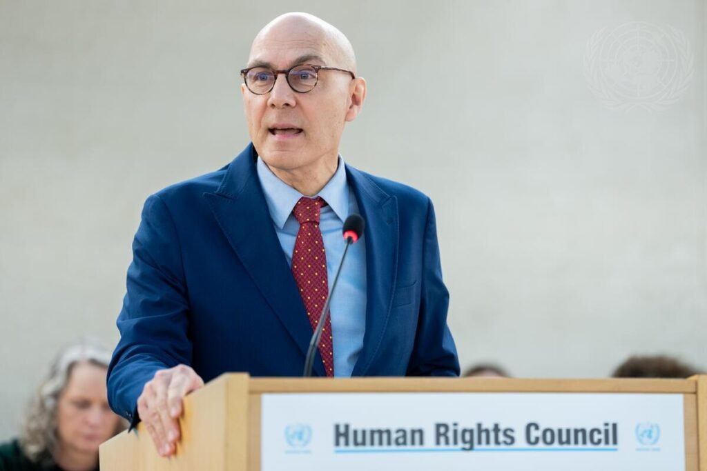 O que a ONU declarou sobre a nova lei de pena de morte de Israel? A ONU afirmou que a lei de pena de morte de Israel para palestinos viola o direito humanitário internacional. O chefe de Direitos Humanos da ONU, Volker Türk, pediu a revogação imediata da legislação. Por que a lei de pena de morte de Israel é considerada discriminatória? A lei é vista como discriminatória porque aplica a pena de morte apenas a palestinos condenados em tribunais militares, levantando preocupações sobre violações do devido processo legal. Quais são as principais críticas da ONU à nova legislação israelense? A ONU critica a falta de oportunidade de perdão e a determinação de que as execuções ocorram em até 90 dias, além de considerar a lei inconsistente com as obrigações legais de Israel. Como a lei de pena de morte afeta o devido processo legal? A lei levanta sérias preocupações sobre violações do devido processo legal, pois não oferece garantias adequadas de defesa e revisão justa para os condenados. Qual é a posição de Volker Türk sobre a nova lei? Volker Türk, chefe de Direitos Humanos da ONU, considera a lei profundamente discriminatória e pede que seja prontamente revogada para alinhar-se ao direito internacional. Quais são as obrigações legais de Israel mencionadas pela ONU? As obrigações legais de Israel incluem aderir ao direito humanitário internacional, que proíbe práticas discriminatórias e garante o devido processo legal. Como a comunidade internacional pode reagir a essa legislação? A comunidade internacional pode pressionar Israel diplomaticamente, buscando diálogo e cooperação para garantir que as leis respeitem os direitos humanos. Quais são as possíveis consequências para Israel se a lei não for revogada? Israel pode enfrentar sanções diplomáticas, críticas internacionais e um aumento nas tensões regionais, afetando sua imagem global. Como essa lei pode impactar as relações entre Israel e Palestina? A lei pode intensificar as tensões entre Israel e Palestina, dificultando negociações de paz e aumentando o ressentimento entre as comunidades. O que pode ser feito para resolver essa questão de forma pacífica? Diálogo internacional, mediação de organizações como a ONU e revisões legais podem ajudar a encontrar uma solução que respeite os direitos humanos e promova a paz. Quais são os próximos passos esperados da ONU em relação a essa questão? A ONU pode continuar a pressionar Israel diplomaticamente, além de monitorar a situação para garantir que os direitos humanos sejam respeitados. Como a sociedade civil pode influenciar a revogação da lei? A sociedade civil pode mobilizar-se através de protestos pacíficos, campanhas de conscientização e pressão sobre líderes políticos para promover mudanças legais. Quais são os argumentos a favor e contra a pena de morte no contexto internacional? A favor: dissuasão de crimes graves. Contra: violações de direitos humanos, erros judiciais e discriminação. A ONU defende a abolição global da pena de morte. Como a questão da pena de morte em Israel se compara a outros países? Israel enfrenta críticas semelhantes a países que aplicam a pena de morte de forma discriminatória, destacando a necessidade de reformas legais para proteger os direitos humanos. O que essa situação revela sobre os desafios dos direitos humanos no mundo? Revela a complexidade de equilibrar segurança nacional e direitos humanos, destacando a importância de leis justas e não discriminatórias para a paz global.