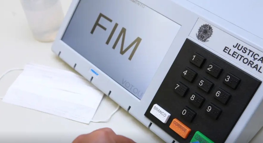 Por que governadores renunciam para disputar eleições? A desincompatibilização exige que agentes públicos deixem seus cargos para concorrer em eleições, garantindo igualdade de condições entre candidatos. Quais governadores renunciaram para disputar a Presidência? Ronaldo Caiado (PSD-GO) e Romeu Zema (Novo-MG) deixaram seus cargos, sinalizando interesse na Presidência. Quem são os governadores que buscam uma vaga no Senado? Gladson Cameli, Wilson Lima, Ibaneis Rocha, Renato Casagrande, Mauro Mendes, Helder Barbalho, João Azevêdo, Antonio Denarium e Cláudio Castro. Cláudio Castro pode disputar o Senado? Ele foi condenado à inelegibilidade até 2030, mas pretende disputar sub judice. Quais governadores buscam a reeleição? Clécio Luís, Jerônimo Rodrigues, Elmano de Freitas, Eduardo Riedel, Raquel Lyra, Rafael Fonteles, Jorginho Mello, Tarcísio de Freitas e Fábio Mitidieri. Por que alguns governadores não precisam renunciar para reeleição? A legislação permite que políticos no Poder Executivo concorram ao segundo mandato sem deixar o cargo. Quantos governadores decidiram completar seus mandatos? Sete governadores optaram por completar seus mandatos sem disputar cargos nas eleições. Quando ocorrerá o primeiro turno das eleições? O primeiro turno será em 4 de outubro, com 155 milhões de eleitores aptos a votar. E se nenhum candidato obtiver maioria no primeiro turno? Um segundo turno será realizado em 25 de outubro para presidente e governadores. Quais cargos serão eleitos em outubro? Os eleitores escolherão presidente, vice-presidente, governadores, deputados estaduais, federais e distritais. Qual a importância da desincompatibilização nas eleições? Ela assegura que candidatos não usem a máquina pública em benefício próprio durante a campanha. Como a renúncia afeta a administração estadual? A saída dos governadores pode gerar mudanças na gestão e impactar políticas públicas em andamento. Quais são as expectativas para as candidaturas presidenciais? Caiado e Zema são nomes fortes, mas ainda há incertezas sobre suas candidaturas formais. Como a inelegibilidade de Cláudio Castro impacta sua candidatura? Ele enfrentará desafios legais e incertezas sobre sua elegibilidade até a decisão final do TSE. Por que alguns governadores optam por não disputar cargos? Após dois mandatos, alguns preferem concluir seus projetos ou planejar futuros políticos diferentes. Quais são os desafios para os governadores que buscam o Senado? Eles enfrentarão concorrência acirrada e precisarão convencer eleitores de sua capacidade legislativa. Como a renúncia de governadores pode influenciar as eleições estaduais? Novas lideranças podem emergir, alterando o cenário político local e as alianças partidárias. Qual o papel dos eleitores nas mudanças políticas? Os eleitores têm o poder de decidir o futuro político, escolhendo líderes que melhor representem seus interesses. Como as eleições de outubro podem moldar o futuro do Brasil? As escolhas feitas nas urnas definirão políticas e direções para o país nos próximos anos.