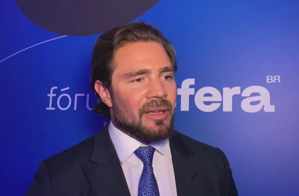 Um telefone ligado ao **STF** apareceu em comunicações com **Daniel Vorcaro**, e a pergunta que ficou sem resposta passou a incomodar a oposição: **de quem era o aparelho**? Foi exatamente isso que motivou a cobrança pública feita pelo líder da oposição na Câmara, **Gilberto Silva**. Mas o que, de fato, ele disse? Segundo comunicado divulgado na terça-feira, 7, ele afirmou que ainda não recebeu resposta do presidente do Supremo, **Luiz Edson Fachin**, a um ofício que pede a identificação dos usuários de uma linha telefônica vinculada à Corte e associada a contatos com Vorcaro. Por que esse pedido ganhou peso político? Porque, de acordo com a oposição, a informação solicitada trata da identificação do responsável pelo uso de um **bem público**. O número, segundo o pedido, está registrado em sistema oficial do STF e teria mantido comunicações com Vorcaro, ex-dono do **Banco Master**. E por que a cobrança foi dirigida à Presidência do Supremo? Porque, antes disso, a **Diretoria-Geral do STF** já havia respondido ao presidente da **CPMI**, senador **Carlos Viana**, que a competência para prestar esse tipo de informação caberia à Presidência da Corte. Ou seja, a própria estrutura administrativa do tribunal indicou para onde o pedido deveria ser encaminhado. O que aconteceu depois dessa indicação? Ainda segundo a oposição, não houve manifestação institucional até o momento. Diante disso, a liderança informou ter protocolado uma **reiteração formal** do pedido, agora com prazo para resposta. E qual foi o argumento apresentado para insistir na resposta? O comunicado afirma que a solicitação é “**clara, específica**” e envolve a identificação de responsável pelo uso de bem público, sem que exista, segundo a oposição, qualquer impedimento técnico, administrativo ou jurídico para o fornecimento da informação. Gilberto Silva também se manifestou diretamente? Sim. Ele criticou a falta de retorno e declarou: “**O que se verifica, até o momento, é a ausência de resposta diante de um questionamento objetivo**.” Em publicação no perfil do deputado no **X**, o texto acrescenta que a oposição “não aceitará **silêncio institucional** em tema que envolve transparência e responsabilidade no uso de recursos públicos”. E se a resposta continuar não vindo? O próprio comunicado antecipa esse cenário. Gilberto Silva afirmou que, caso não haja manifestação dentro do prazo estipulado, “serão adotadas as **medidas administrativas e legais cabíveis**”. Mas de onde surgiu esse número de telefone? A origem da questão está nas investigações da **Polícia Federal**. Os investigadores encontraram o número de celular em conversas com Vorcaro, preso no âmbito das apurações sobre fraudes do Banco Master. Como esse vínculo foi identificado? Por meio do **Sistema de Investigação de Registros Telefônicos e Telemáticos**, os investigadores apontaram que, no telefone utilizado por Vorcaro, o número pertencia ao STF. A **CPMI** já havia pedido essas informações antes? Sim. O colegiado fez o pedido ao Supremo em **19 de março**. O ofício, assinado por **Carlos Viana**, requereu detalhes sobre quem foram os usuários do número funcional nos últimos **cinco anos**, de **janeiro de 2021** até a data do documento. E qual foi a resposta dada à comissão? A diretora-geral do STF, **Desdêmona Tenório de Brito Toledo Arruda**, afirmou reconhecer a relevância da comissão. No entanto, ponderou que, dependendo do objetivo da **CPMI do INSS**, o pedido poderia extrapolar suas atribuições para envio dos dados. Ela também registrou que, conforme a finalidade, seria necessária autorização do presidente da Corte. É justamente nesse ponto que a pressão da oposição se concentra. Se a Diretoria-Geral indicou a necessidade de decisão da Presidência, por que ainda não houve resposta ao ofício encaminhado a **Luiz Edson Fachin**? Essa é a cobrança feita agora, em tom direto e público. E qual foi a frase final usada para resumir a exigência? O comunicado encerra com uma pergunta sem rodeios: “**O Brasil tem o direito de saber. De quem era o telefone?**”