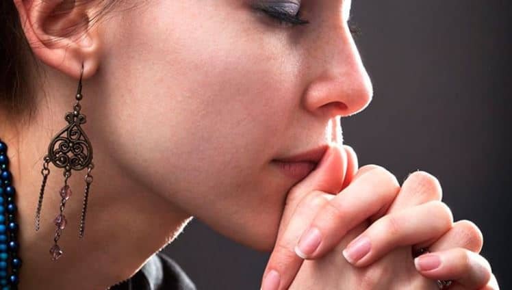 Você já se perguntou como uma simples **oração** pode transformar o seu dia de maneiras que você nunca imaginou? A ideia de que palavras ditas com fé e intenção podem mudar o curso de um dia inteiro pode parecer um mistério para muitos. Mas, e se eu lhe dissesse que há uma maneira de começar o dia com o pé direito, repleto de **otimismo** e **felicidade**, independentemente dos desafios que possam surgir? Acordar e sentir que o mundo está contra você é uma sensação que muitos conhecem bem. No entanto, há um segredo que poucos exploram: a prática de uma oração matinal pode ser a chave para desbloquear um dia repleto de **realizações**. Mas como isso realmente funciona? E por que tantas pessoas acreditam no poder transformador de uma oração? Imagine começar o dia com uma mente clara e um coração aberto. Mesmo que algo dê errado, você está preparado para enfrentar qualquer adversidade com uma atitude positiva. Isso não é apenas um pensamento otimista; é uma realidade que muitos experimentam ao incorporar uma oração em sua rotina matinal. Mas o que torna essa prática tão eficaz? A oração, além de ser um momento de conexão espiritual, traz a mente para o presente, permitindo que você se concentre no que realmente importa. Quando você pede força, poder e segurança, está, na verdade, reafirmando sua confiança em algo maior do que você mesmo. E essa confiança pode ser um pilar de apoio em momentos de dúvida e incerteza. Mas como exatamente uma oração pode ajudar a realizar seus sonhos? A resposta pode estar na forma como ela muda sua perspectiva. Ao pedir para que o medo e a dúvida sejam removidos, você abre espaço para a **clareza** e a **determinação**. E quando você se sente fortalecido por uma presença divina, cada decisão que toma é guiada por uma confiança renovada. A oração que apresentamos aqui é um exemplo poderoso de como palavras podem impactar seu dia. Ao pedir para sentir a presença e o poder divino, você está, na verdade, buscando uma conexão mais profunda com seu eu interior. E essa conexão pode ser a diferença entre um dia comum e um dia extraordinário. Você já se perguntou por que algumas pessoas parecem ter uma aura de paz e confiança ao seu redor? Muitas vezes, isso é resultado de uma prática espiritual consistente. Fazer uma oração todas as manhãs pode não apenas abrir seus caminhos, mas também aumentar sua **fé** e **resiliência**. E quando você se sente disposto e energizado, cada tarefa se torna uma oportunidade de crescimento e aprendizado. Mas e se você não for uma pessoa religiosa? A beleza da oração está em sua flexibilidade. Não se trata apenas de religião, mas de intenção e foco. Ao dedicar um momento do seu dia para refletir e se conectar com suas aspirações, você está, na verdade, cultivando um ambiente mental positivo que pode influenciar todas as áreas da sua vida. Então, como você pode começar a incorporar essa prática em sua rotina? Simplesmente reserve alguns minutos pela manhã para recitar uma oração que ressoe com você. Sinta as palavras, deixe que elas penetrem em sua mente e coração, e observe como sua perspectiva começa a mudar. Com o tempo, você pode descobrir que essa prática não apenas transforma seus dias, mas também aproxima você dos seus sonhos. Em última análise, a oração para ter um bom dia é mais do que apenas palavras. É um convite para viver cada dia com propósito e alegria, sabendo que você está apoiado por uma força maior. E quando você abraça essa ideia, não há limite para o que você pode alcançar.