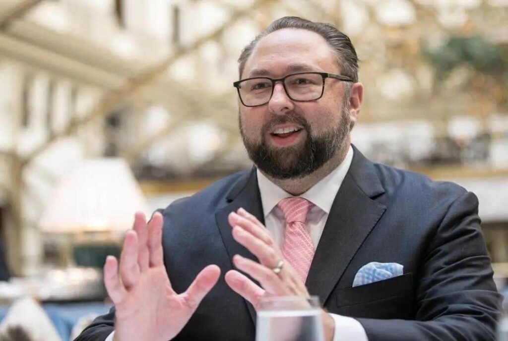 Quem é Jason Miller e qual sua relação com Trump? Jason Miller é um conselheiro político norte-americano e aliado do ex-presidente Donald Trump. Ele é conhecido por suas declarações polêmicas e por apoiar figuras políticas conservadoras. Qual foi a declaração de Jason Miller sobre Lula e Moraes? Miller usou as redes sociais para criticar o presidente Lula e o ministro do STF, Alexandre de Moraes, prometendo expor supostas corrupções e infiltrações no governo brasileiro. Por que Miller mencionou o PCC e os BRICS em sua declaração? Miller acusou o governo de Lula de estar infiltrado pelo PCC e pelos BRICS, sugerindo uma influência negativa dessas entidades no Brasil. Qual é a posição de Miller sobre as eleições presidenciais no Brasil? Miller declarou apoio ao senador Flávio Bolsonaro, afirmando que sua eleição traria liberdade ao Brasil. O que Miller disse sobre Alexandre de Moraes? Miller criticou duramente Moraes, inclusive compartilhando uma imagem do ministro como presidiário, e prometeu expor sua suposta corrupção. Qual foi a reação de Miller às decisões de Moraes contra Bolsonaro? Miller classificou as decisões de Moraes contra o ex-presidente Jair Bolsonaro como "nojentas", demonstrando seu descontentamento. Quem é Daniel Vorcaro e qual sua ligação com Moraes? Daniel Vorcaro é um empresário cujas aeronaves foram usadas por Moraes e sua esposa em diversas ocasiões, segundo documentos divulgados. Qual é a importância de J.R. Guzzo no jornalismo brasileiro? J.R. Guzzo é um renomado jornalista, conhecido por sua atuação em revistas como Veja e Exame, e por sua cobertura de eventos históricos. Quem é Antonio Cabrera e qual sua contribuição para o agronegócio? Antonio Cabrera é veterinário e ex-ministro da Agricultura, com uma carreira destacada no agronegócio e em entidades nacionais e internacionais. Qual é a relevância de Roberto Motta na segurança pública? Roberto Motta é um especialista em segurança pública, tendo atuado como Secretário Executivo do Conselho de Segurança do Rio de Janeiro. Quem é o economista americano mencionado e qual sua ideologia? O economista é defensor da Escola Austríaca e do libertarianismo, autor de "Coletivismo de Direita", e associado do Action Institute. Qual é a contribuição de Anthony Daniels para o pensamento conservador? Anthony Daniels, sob pseudônimo, é autor de mais de trinta livros sobre temas variados, sendo uma voz influente no conservadorismo global. Quem é o jornalista e documentarista mencionado e qual sua atuação? O jornalista foi âncora em rádios como CBN e Jovem Pan, e é comentarista na Revista Oeste, além de autor de livros sobre política. Qual é a importância da Escola Austríaca no Brasil? A Escola Austríaca é uma corrente econômica que tem ganhado destaque no Brasil, com defensores que promovem suas ideias em universidades e publicações. Como a Revista Oeste utiliza cookies para melhorar a experiência do usuário? A Revista Oeste utiliza cookies e tecnologias similares para aprimorar a navegação, conforme sua Política de Privacidade.