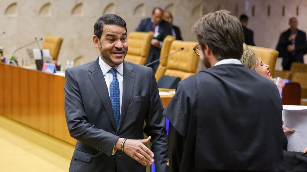 Por que o Senado é responsável pelas indicações ao STF? O Senado tem a função de aprovar ou rejeitar indicações ao STF, garantindo que os escolhidos possuam notável saber jurídico e reputação ilibada. Quais são as consequências de indicações inadequadas ao STF? Indicações inadequadas podem comprometer a integridade e a confiança no Judiciário, afetando decisões que impactam toda a sociedade. Como o eleitor pode influenciar o Senado? O eleitor pode renovar o Senado nas eleições, escolhendo representantes comprometidos com a ética e a responsabilidade nas indicações. Qual é o papel do Código de Ética no Judiciário? O Código de Ética visa estabelecer normas de conduta para garantir a moralidade e a imparcialidade nas decisões judiciais. Por que a decisão sobre o Código de Processo Civil gerou polêmica? A decisão permitiu que juízes julgassem casos de escritórios de parentes, levantando questões sobre conflitos de interesse e ética. Como a Associação Brasileira de Magistrados influenciou essa decisão? A associação moveu uma ação direta de inconstitucionalidade, argumentando contra a restrição, o que foi acatado pela maioria do STF. Quais ministros do STF votaram contra a restrição? Gilmar Mendes, Dias Toffoli, Luiz Fux, Alexandre de Moraes, Nunes Marques, André Mendonça e Cristiano Zanin votaram contra a restrição. O que a decisão do STF revela sobre a ética no Judiciário? A decisão sugere que há uma necessidade urgente de reforçar a ética e a transparência no Judiciário para evitar legislar em causa própria. Como a Polícia Federal se envolveu no caso do Banco Master? A Polícia Federal descobriu pagamentos suspeitos do Banco Master a funcionários do Banco Central, levantando suspeitas de corrupção. Qual foi o impacto financeiro do caso Banco Master? O caso resultou em um rombo de R$ 50 bilhões no Fundo Garantidor de Crédito, afetando também o BRB, um banco estatal. Por que o BRB está em dificuldades financeiras? O BRB não apresentou balanços trimestrais e enfrenta dificuldades financeiras, possivelmente relacionadas ao escândalo do Banco Master. Como o governador Ibaneis Rocha está envolvido? Ibaneis Rocha deixou o governo para se candidatar ao Senado, mas enfrenta questionamentos e recusou comparecer à CPI do Crime Organizado. Qual é a importância de responsabilizar os envolvidos no escândalo financeiro? Responsabilizar os envolvidos é crucial para restaurar a confiança no sistema financeiro e evitar futuros escândalos de corrupção. Como Alexandre Garcia contribui para o debate público? Alexandre Garcia, com sua experiência e opiniões contundentes, influencia o debate público, destacando questões éticas e políticas relevantes. Por que a ética é fundamental no serviço público? A ética é essencial para garantir que as ações dos servidores públicos sejam justas, transparentes e em benefício da sociedade.