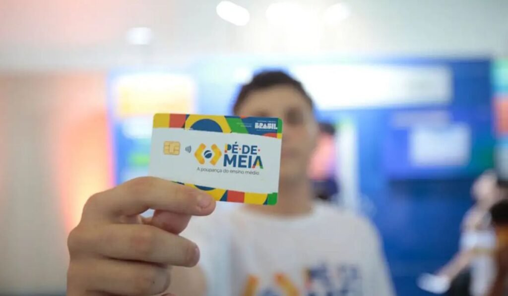 Uma consulta simples pode revelar agora se o estudante foi incluído no **Pé-de-Meia 2026** — e, se o nome não aparecer, ainda é possível descobrir o motivo. Mas quem já pode fazer essa verificação? A consulta está disponível para estudantes do **ensino médio da rede pública** que começaram o 1º ano em 2026 e também para aqueles que seguem no **2º e 3º anos**. A confirmação é feita em uma **página oficial de consulta**, criada para mostrar se o aluno foi contemplado no programa neste ano letivo. E é preciso fazer inscrição? Não. A participação no **Pé-de-Meia** é **automática** para quem atende aos critérios definidos pelo governo. Isso significa que o estudante não precisa se cadastrar por conta própria para entrar no programa. A análise ocorre com base nas informações enviadas ao sistema. Então por que consultar, se a entrada é automática? Porque a página oficial não serve apenas para confirmar o benefício. Ela também permite verificar **pendências** e entender por que o nome pode não constar como beneficiário. Esse ponto é importante para quem esperava receber e ainda não encontrou a confirmação. Quais informações são consideradas nessa análise? Para **2026**, o governo considera os dados do **CadÚnico atualizados até 7 de agosto**. Esse recorte é um dos pontos usados para verificar quem atende aos requisitos do programa. Além disso, a execução depende do envio de dados por **Estados, municípios e Distrito Federal**, o que ajuda a garantir o acesso dos estudantes das redes públicas ao benefício. E onde buscar orientação se houver problema? O **Ministério da Educação** disponibiliza explicações detalhadas na seção **“Como funciona”** da página oficial. Nesse espaço, o estudante pode entender como ocorre o envio de dados e o que fazer caso exista alguma falha no processo. A orientação oficial também ajuda a esclarecer dúvidas sobre a inclusão no programa. Mas afinal, o que é o Pé-de-Meia? Criado pela **Lei nº 14.818 de 2024**, o programa é um **incentivo financeiro educacional** voltado à **permanência** e à **conclusão do ensino médio**. A proposta busca **reduzir desigualdades sociais**, **ampliar o acesso à educação** e **estimular a continuidade dos estudos**. E quando será o próximo pagamento? De acordo com o calendário informado, a próxima parcela será paga entre os dias **27 de abril e 4 de maio**. Para ver todas as datas previstas, o estudante deve consultar o **cronograma completo na página oficial do programa**. Quem tem direito, então? O programa é voltado a **estudantes da rede pública** que atendem aos **requisitos específicos** definidos pelo governo. A confirmação, porém, não depende de suposição: ela deve ser feita diretamente no ambiente oficial, onde também aparecem eventuais motivos para a ausência do benefício. Como conferir se você tem direito ao benefício? A resposta está no procedimento mais direto: acessar a **página oficial de consulta do Pé-de-Meia 2026**, verificar se seu nome foi incluído, checar possíveis **pendências**, consultar a seção **“Como funciona”** em caso de dúvida e acompanhar o **cronograma completo**. Para 2026, a análise considera os dados do **CadÚnico atualizados até 7 de agosto**, e a próxima parcela está prevista para o período de **27 de abril a 4 de maio**.