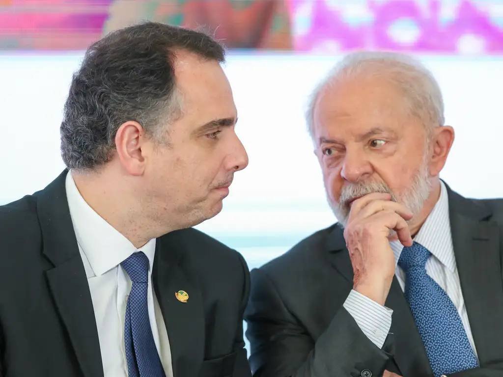 Por que o nome de Rodrigo Pacheco voltou ao centro das articulações políticas em Minas Gerais? O senador Rodrigo Pacheco tornou-se foco das articulações para a eleição ao governo de Minas após aliados intensificarem a pressão por sua candidatura, culminando na divulgação de um vídeo nas redes sociais que reforça o movimento. Qual foi o papel de Marília Campos no apoio à candidatura de Pacheco? A ex-prefeita de Contagem, Marília Campos, pediu apoio popular para que Pacheco entre na disputa, incentivando apoiadores a mobilizarem o senador durante um evento no interior de Minas Gerais. Como o vídeo de Marília Campos foi utilizado por Rodrigo Pacheco? Pacheco compartilhou o vídeo em seu perfil nas redes sociais, gesto interpretado como um sinal de abertura ao debate interno sobre sua possível candidatura ao governo de Minas Gerais. Qual é a estratégia do presidente Lula em relação à candidatura de Pacheco? Lula busca consolidar um nome competitivo em Minas, um dos principais colégios eleitorais do país, e desde o início do ano tem defendido a candidatura de Pacheco, apesar da resistência do senador. Por que Rodrigo Pacheco ainda não confirmou sua participação na disputa? A resistência de Pacheco está ligada a fatores políticos e pessoais, como o desgaste por não ter sido indicado ao STF e incertezas sobre sua viabilidade eleitoral e alianças locais. Quais são os desafios partidários enfrentados por Pacheco para se candidatar ao governo de Minas? Para disputar o governo estadual, Pacheco precisaria deixar o PSD, que já tem a pré-candidatura de Matheus Simões, e a alternativa mais provável seria sua filiação ao PSB. Como a candidatura de Pacheco poderia impactar o cenário político em Minas Gerais? Nos bastidores, acredita-se que a entrada de Pacheco reorganizaria o tabuleiro político em Minas, unificando parte da base governista e atraindo apoios de centro. Por que Pacheco mantém um discurso de cautela sobre sua candidatura? O senador adota um discurso de cautela para evitar antecipar qualquer decisão pública, enquanto avalia os desdobramentos políticos e as possíveis alianças. Qual é a importância de Minas Gerais no cenário eleitoral brasileiro? Minas Gerais é um dos principais colégios eleitorais do país, tornando-se um estado estratégico para qualquer partido que busca consolidar poder político nacionalmente. Como a filiação de Pacheco ao PSB poderia influenciar sua candidatura? A filiação ao PSB poderia facilitar alianças locais e fortalecer sua candidatura, ao mesmo tempo em que poderia atrair apoios de diferentes espectros políticos. Quais são as possíveis consequências para o PSD caso Pacheco deixe o partido? A saída de Pacheco do PSD poderia enfraquecer a base do partido em Minas, especialmente se ele conseguir atrair apoios significativos para sua nova filiação. Como a candidatura de Pacheco pode afetar a pré-candidatura de Matheus Simões? A entrada de Pacheco na disputa pode dividir apoios dentro do PSD, criando um cenário de competição interna e potencialmente enfraquecendo a candidatura de Simões. Qual é a percepção pública sobre a possível candidatura de Pacheco? A percepção pública ainda está em formação, mas o apoio de figuras como Marília Campos sugere que há um movimento significativo para impulsionar sua candidatura. Como a decisão de Pacheco pode influenciar as eleições de 2026 em Minas Gerais? A decisão de Pacheco pode ser um divisor de águas, influenciando alianças, estratégias de campanha e o equilíbrio de poder entre os partidos no estado.