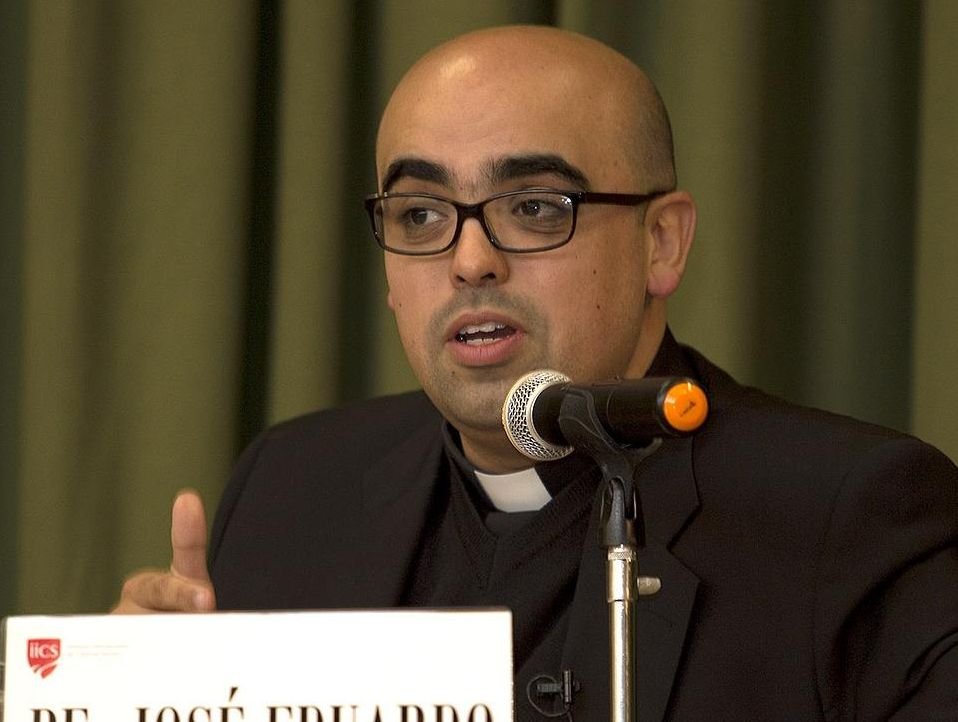 Tudo aconteceu em poucos minutos, mas o que veio depois se arrastou por horas sob **ameaça**, **violência** e um prejuízo que ultrapassou **R$ 37 mil**. Quem era a vítima? Antes de chegar a esse ponto, o que chama atenção é a forma como o crime ocorreu: a abordagem foi direta, armada e calculada, sem espaço para reação. Onde isso começou? Na noite de domingo, **12**, por volta das **21h30**, quando a vítima havia estacionado na **Rua Vítor Vanderlei Zambrano**, em **Barueri (SP)**, nas proximidades de um pronto-socorro. Ao caminhar em direção ao hospital, foi surpreendida por **dois homens armados**. Mas há um detalhe que quase ninguém percebe: a ação não terminou na abordagem inicial. Ela apenas começava. O que os criminosos fizeram em seguida? Eles obrigaram a vítima a seguir até uma **área de matagal**, onde ela permaneceu sob controle por cerca de **duas horas e meia**. E é justamente aqui que a maioria se surpreende: não se tratou apenas de um roubo rápido, mas de um **sequestro relâmpago** com domínio prolongado, pressão psicológica e agressões físicas. Como os assaltantes conseguiram levar o dinheiro? Durante esse período, a vítima foi forçada a fornecer **senhas** e a fazer **reconhecimento facial** para liberar aplicativos bancários no celular. O que acontece depois muda tudo, porque os criminosos não se limitaram a um saque isolado. Eles realizaram **transferências financeiras** que retiraram cerca de **R$ 32,2 mil** de contas pessoais e aproximadamente **R$ 5 mil** de contas ligadas à igreja administrada pela vítima. O total chegou a **R$ 37,2 mil**. E parou por aí? Não. Além do dinheiro, também foram levados um **celular** e um **relógio**. Mas há outro ponto que torna o caso ainda mais grave: segundo o relato feito à polícia, a vítima sofreu **ameaças** e **agressões**, incluindo **tapas na cabeça** e **golpes com arma nas costas**, enquanto recebia ordens constantes para não levantar o olhar e apenas colaborar. Se os criminosos já tinham conseguido o que queriam, por que a tensão continuou? Porque, depois das transferências e das agressões, um dos suspeitos ainda foi até o **carro** da vítima em busca de outros bens. Em seguida, devolveu a chave para que ela pudesse deixar o local. Esse detalhe parece pequeno, mas reforça o grau de controle exercido durante toda a ação. Afinal, quem foi sequestrado? A vítima foi o **padre José Eduardo de Oliveira e Silva**, de **45 anos**. E é aqui que surge uma nova camada da história: o nome dele já era conhecido nacionalmente. Por quê? Porque o sacerdote havia sido incluído no inquérito do suposto golpe, por ordem do ministro **Alexandre de Moraes**, do **Supremo Tribunal Federal (STF)**, em investigação relacionada aos eventos pós-eleições de 2022. Isso significa que havia acusação formal contra ele? Não. E esse é um ponto essencial. Embora tenha sido alvo de buscas da **Polícia Federal**, não houve **denúncia da Procuradoria-Geral da República (PGR)**. O inquérito foi **arquivado**, e o padre **não virou réu**. Essa informação ajuda a entender por que seu nome circulou tanto no país, mas não altera o fato central desta notícia: ele foi vítima de um crime violento em São Paulo. E os autores foram presos? Até o momento, **não**. Os suspeitos **não foram identificados**, e o caso segue sob **investigação** na delegacia local. O dado mais inquietante talvez seja justamente esse: mesmo com a sequência de violência, transferências bancárias e deslocamento da vítima, os responsáveis ainda não foram encontrados. O que fica dessa história? Um padre conhecido nacionalmente foi rendido, mantido sob ameaça por horas, agredido e obrigado a entregar acesso às próprias contas e às contas da igreja. Mas, mesmo com os fatos já relatados, permanece a pergunta que ainda não foi respondida: como dois criminosos conseguiram executar tudo isso e desaparecer sem identificação? É essa parte que mantém o caso em aberto.