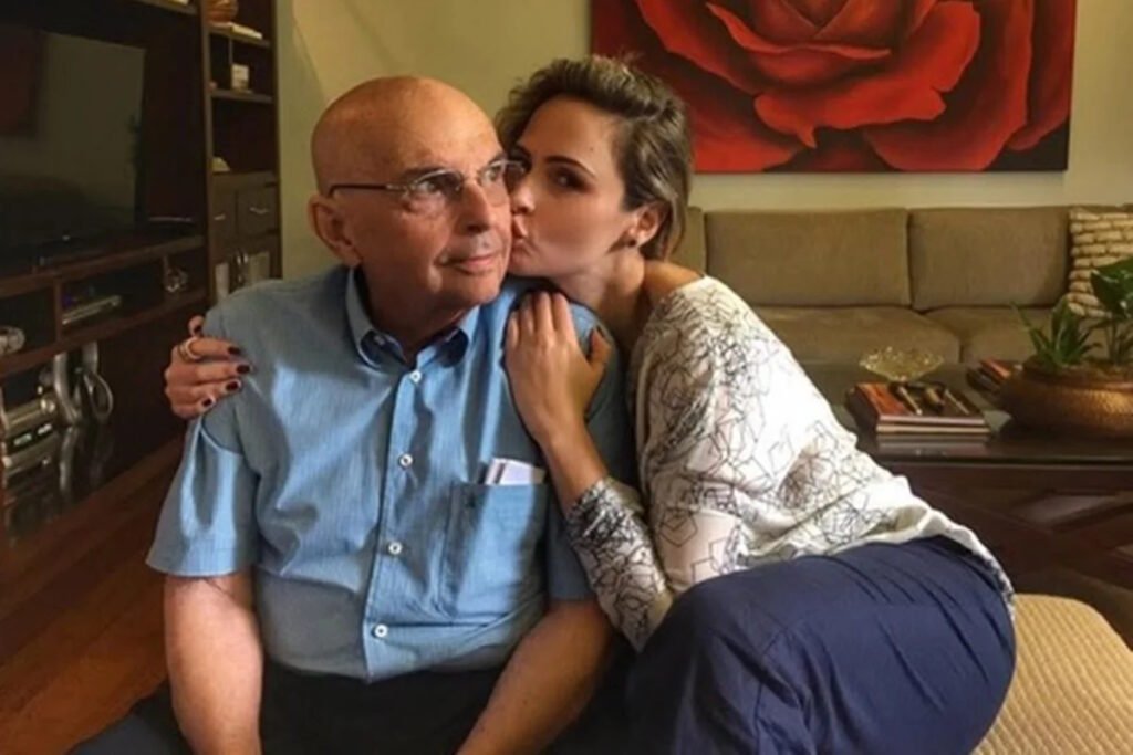 A internação do pai de **Ana Paula Renault** acendeu um alerta imediato e trouxe à tona uma preocupação que já acompanhava a influenciadora antes mesmo de sua entrada no **BBB 26**. O que aconteceu com **Gerardo Henrique Machado Renault**? Aos **96 anos**, ele foi internado na última **sexta-feira (3/4)** após apresentar **desidratação**, **infecção urinária** e **confusão mental**. A hospitalização ocorreu no **Hospital Felício Rocho**, em **Belo Horizonte**. A situação é grave? A informação divulgada pela equipe de Ana Paula indica que a internação aconteceu por **precaução**, principalmente por causa da **idade avançada** do paciente. A assessoria confirmou o caso ao portal LeoDias e explicou que a decisão foi tomada para garantir todos os cuidados médicos necessários durante esse período de instabilidade. E como ele está agora? Segundo a nota divulgada, o quadro é de estabilidade. A equipe afirmou: “Ele foi internado por causa de uma **desidratação**, o que acaba sendo normal na idade dele. Ele tem **96 anos**, então acabou ficando internado por conta de cuidado mesmo, por conta da idade, mas ele está **super estável**, está bem”. Por que essa notícia repercute tanto? Porque a saúde do pai já era uma das maiores apreensões de **Ana Paula Renault** antes de aceitar participar do reality. A possibilidade de se afastar da família em um momento delicado fez com que ela pensasse duas vezes antes de entrar no programa. Esse receio havia sido mencionado por ela? Sim. Ana Paula declarou publicamente que hesitou diante do convite justamente pelo medo de estar longe caso surgisse alguma **emergência familiar**. A internação agora reforça que essa preocupação não era abstrata, mas parte real de uma decisão importante em sua vida pessoal e profissional. Mas quem é **Gerardo Henrique Machado Renault** além de ser pai da participante do **BBB 26**? Fora do noticiário de entretenimento, ele construiu uma longa trajetória na vida pública de **Minas Gerais**. Sua carreira começou em **1951**, quando atuou como **vereador** em **Belo Horizonte**. E essa atuação se limitou à política municipal? Não. Ao longo das décadas seguintes, Gerardo ocupou diferentes cargos nas esferas **estadual** e **federal**, consolidando uma presença duradoura na política mineira e nacional. Em que período ele teve maior projeção? Durante a **ditadura militar**, quando exerceu mandatos sucessivos entre **1967 e 1983** como representante da **Aliança Renovadora Nacional**, a **Arena**, partido de apoio ao regime. O que aconteceu com essa sigla depois? Com a **redemocratização**, a Arena passou a se chamar **PDS**. Mais tarde, o partido atravessou divisões que dariam origem às atuais legendas **PP** e **União Brasil**. Então, qual é o quadro completo neste momento? **Gerardo Henrique Machado Renault**, pai de **Ana Paula Renault**, foi internado aos **96 anos** no **Hospital Felício Rocho**, em **Belo Horizonte**, na **sexta-feira (3/4)**, após apresentar **desidratação**, **infecção urinária** e **confusão mental**. A internação foi confirmada pela equipe da influenciadora, que informou que a medida ocorreu por **precaução** em razão da idade e que ele está **estável**. Antes mesmo do **BBB 26**, Ana Paula já havia dito que a saúde do pai era um fator decisivo em sua hesitação para aceitar o reality. Além disso, Gerardo tem uma longa trajetória política iniciada em **1951**, com passagem por cargos municipais, estaduais e federais, incluindo mandatos entre **1967 e 1983** pela **Arena**, sigla que depois se tornou **PDS** e, após divisões, deu origem a partidos como **PP** e **União Brasil**.