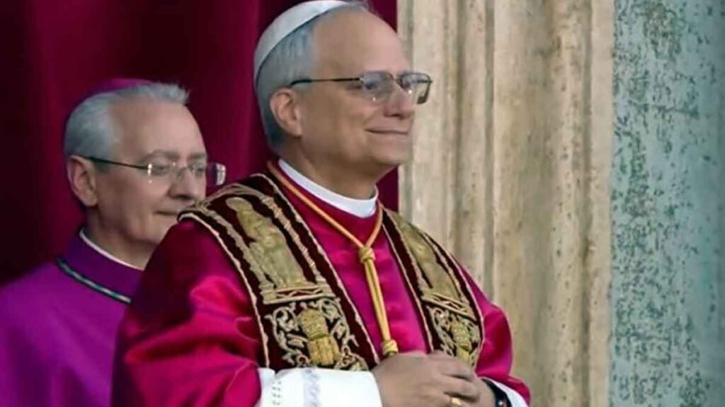 **Papa Leão XIV envia recado em português aos fiéis durante a Missa de Páscoa** Durante a **Missa de Páscoa** realizada no Vaticano, no dia 5 de abril, o **Papa Leão XIV** surpreendeu ao enviar um recado em português aos fiéis. O pontífice desejou "boa Páscoa" em diversos idiomas, incluindo o português, e fez um apelo significativo aos líderes mundiais para que "escolham a paz". Segundo a publicação, o Papa afirmou: "Feliz Páscoa. Levai a todos a alegria do Senhor ressuscitado [Jesus Cristo] presente entre nós", destacando a importância da ressurreição de Jesus Cristo para os católicos. Por que o Papa Leão XIV escolheu falar em português durante a Missa de Páscoa? A escolha do idioma pode ser vista como um gesto de proximidade com os fiéis de língua portuguesa, reforçando a universalidade da mensagem cristã. Além disso, o Brasil possui uma das maiores populações católicas do mundo, o que torna o gesto ainda mais significativo. Qual foi a mensagem central do Papa durante a celebração? O Papa Leão XIV enfatizou a necessidade de paz no mundo, criticando a indiferença diante dos conflitos atuais. Ele afirmou que "Deus não ouve orações de líderes que promovem guerras", uma declaração que muitos interpretaram como um recado direto ao cenário político global, especialmente em relação às tensões entre os Estados Unidos e outras nações. Como foi a celebração da Páscoa no Vaticano? A Praça de São Pedro estava lotada com a presença de fiéis de todo o mundo. A celebração incluiu um sermão do Papa sobre a ressurreição de Jesus Cristo, um momento central para os católicos. Além disso, o Papa participou da Via Crucis em Roma, carregando uma cruz e rezando deitado no chão em celebração à Paixão de Cristo, um gesto de profundo respeito e emoção. Qual é a importância da Páscoa para os católicos? A Páscoa é uma das datas mais significativas no calendário cristão, marcando a ressurreição de Jesus Cristo. É um momento de renovação da fé e esperança para os católicos, simbolizando a vitória da vida sobre a morte. O que mais aconteceu durante a Missa de Páscoa? Além da mensagem de paz, o Papa Leão XIV também enviou uma mensagem de apoio às vítimas das chuvas em Minas Gerais, mostrando solidariedade com aqueles que sofrem. Este gesto reforça o papel do Papa como líder espiritual que se preocupa com as questões sociais e humanitárias. Por que a mensagem de paz do Papa é relevante hoje? Em um mundo marcado por conflitos e tensões políticas, a mensagem de paz do Papa Leão XIV ressoa como um apelo à unidade e à reconciliação. A liderança espiritual do Papa busca inspirar líderes e indivíduos a buscar soluções pacíficas para os desafios globais. Em resumo, a Missa de Páscoa no Vaticano foi um evento marcado por mensagens de esperança e paz, com o Papa Leão XIV usando sua plataforma para promover a unidade e a compaixão entre os povos. A escolha de falar em português destaca a conexão com os fiéis de língua portuguesa e reforça a mensagem universal da Páscoa.