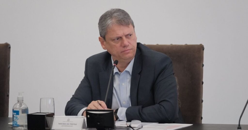 Por que Tarcísio de Freitas critica a discussão sobre o fim da escala 6x1? Tarcísio critica a discussão por ocorrer em ano eleitoral, considerando-a inadequada e populista. Ele acredita que a redução da jornada só é viável com medidas que aliviem o impacto nas empresas. Qual é a posição de Tarcísio sobre a redução da jornada de trabalho? Ele é favorável à redução, mas condiciona a mudança a políticas que evitem impactos negativos no mercado de trabalho, como a desoneração do empregador. Quais são as preocupações de Tarcísio com a redução da jornada sem compensações? Ele teme que a redução sem compensações resulte em perda de empregos ou salários, destacando a necessidade de garantir que o trabalhador não sofra essas perdas. Por que Tarcísio considera a abordagem atual sobre a jornada de trabalho populista? Ele vê a abordagem como populista por ser discutida em ano eleitoral, desviando o foco de questões estruturais mais importantes, como produtividade e desigualdade. Como Tarcísio sugere melhorar o ambiente econômico? Ele defende maior flexibilidade nas relações de trabalho, acreditando que isso pode melhorar o ambiente econômico e beneficiar tanto trabalhadores quanto empresários. Quais temas Tarcísio acredita que deveriam ser priorizados no debate econômico? Ele sugere que o debate deveria focar em produtividade e desigualdade, questões que considera estruturais e fundamentais para o desenvolvimento econômico. O que Tarcísio questiona sobre o momento do debate da jornada de trabalho? Ele questiona se este é o momento adequado para discutir a escala 6x1, especialmente em um ano eleitoral, quando o debate pode ser influenciado por interesses populistas. Qual é a visão de Tarcísio sobre a relação entre cuidar do trabalhador e do empresário? Ele acredita que cuidar do trabalhador implica cuidar do empresário, pois sem empresas saudáveis, não há empregos sustentáveis. Como a pressão política e social influencia o debate sobre a escala 6x1? A pressão política e social aumenta a urgência do debate, mas também gera resistência de setores empresariais e falta de consenso no Congresso. Por que a discussão sobre a jornada de trabalho pode desviar o foco de outras questões? Tarcísio argumenta que a discussão pode desviar o foco de questões estruturais, como produtividade e desigualdade, que são essenciais para o crescimento econômico. Como Tarcísio vê a relação entre flexibilidade nas relações de trabalho e o ambiente econômico? Ele acredita que maior flexibilidade nas relações de trabalho pode melhorar o ambiente econômico, tornando-o mais favorável para empresas e trabalhadores. Quais são as críticas de Tarcísio ao governo Lula sobre a escala 6x1? Ele critica a defesa do governo Lula pela mudança sem considerar os impactos negativos no mercado de trabalho e a falta de consenso no Congresso. Como a desoneração do empregador pode ajudar na redução da jornada de trabalho? A desoneração pode compensar os custos adicionais para as empresas, permitindo a redução da jornada sem perda de empregos ou salários. Qual é a importância de discutir produtividade e desigualdade, segundo Tarcísio? Ele considera esses temas fundamentais para o desenvolvimento econômico, pois afetam diretamente a competitividade e a justiça social. Como Tarcísio propõe garantir que a redução da jornada não afete negativamente os trabalhadores? Ele sugere que a única forma é desonerar o empregador, garantindo que a redução não resulte em perda de salários ou empregos.