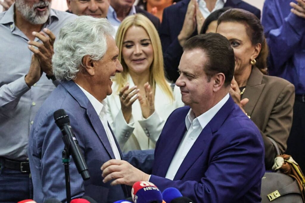 Por que o PSD escolheu Ronaldo Caiado em vez de Eduardo Leite? O PSD optou por Ronaldo Caiado para avançar no eleitorado de Flávio Bolsonaro, visando uma vaga no segundo turno de 2026, ao invés de focar em 2030 com Eduardo Leite. Qual é a estratégia do PSD para 2026? O plano é conquistar o eleitorado de Flávio Bolsonaro, investindo em um candidato com identificação conservadora, capaz de estabelecer pontes e deslocar apoios. Como a escolha de Caiado impacta o cenário político? Caiado, com sua postura mais conservadora, busca atrair setores à direita, como evangélicos e agronegócio, que ainda não demonstraram entusiasmo por Flávio Bolsonaro. Qual é o papel de Gilberto Kassab nesse contexto? Gilberto Kassab é referência no projeto alternativo do PSD, mas sem garantia de efeito duradouro, buscando consolidar uma candidatura forte para 2026. Por que a anistia a Jair Bolsonaro é mencionada? A anistia é usada como tema para mexer no bolsonarismo e nos setores à direita, gerando impacto em manchetes e cortes de internet. Como Caiado se posiciona em relação a Lula? Caiado limita-se a pregar a retirada do PT do poder, apresentando-se como um político "cascudo" capaz de enfrentar Lula nos debates. Quais são os desafios de Flávio Bolsonaro? Flávio precisa deixar certos radicalismos de lado para se posicionar como moderado e conquistar apoios mais amplos. Por que Eduardo Leite não foi a escolha do PSD? Leite daria um tom mais ao centro com pitadas de esquerda, mas dificilmente tiraria a direita da disputa final, ao contrário de Caiado. Como o PSD planeja lidar com ataques durante a campanha? A aposta é na resistência de Caiado para neutralizar e rebater ataques, aproveitando sua experiência política. Qual é a visão do PSD sobre o eleitorado conservador? O PSD acredita que Caiado pode falar mais à maioria conservadora refratária a fanatismos, atraindo esse eleitorado. Quais setores são alvo do PSD com Caiado? Os setores evangélico e do agronegócio são alvos principais, buscando deslocar apoios de Flávio Bolsonaro. Como o PSD vê a candidatura de Caiado em debates? Caiado é visto como capaz de enfrentar Lula nos debates, devido à sua experiência e postura firme. Qual é a expectativa do PSD para 2026? O PSD espera que sua estratégia com Caiado atraia o eleitorado conservador e garanta uma vaga no segundo turno. O que diferencia Caiado de Flávio Bolsonaro? Caiado ataca Flávio nos flancos da inexperiência e no ímpeto da juventude, destacando-se por predicados de equilíbrio. Como o PSD pretende consolidar sua posição política? Através de uma candidatura conservadora forte, buscando estabelecer pontes e deslocar apoios de setores estratégicos. Qual é o papel dos evangélicos na estratégia do PSD? Os evangélicos são vistos como um grupo chave que pode ser atraído por um candidato com identificação conservadora nítida. Como o PSD avalia a resistência de Caiado? Caiado é considerado um político "cascudo", com capacidade de enfrentar desafios e ataques ao longo da campanha. O que o PSD espera alcançar com sua estratégia? O objetivo é garantir impacto em termos de manchetes e conquistar o eleitorado conservador para avançar no cenário político de 2026.