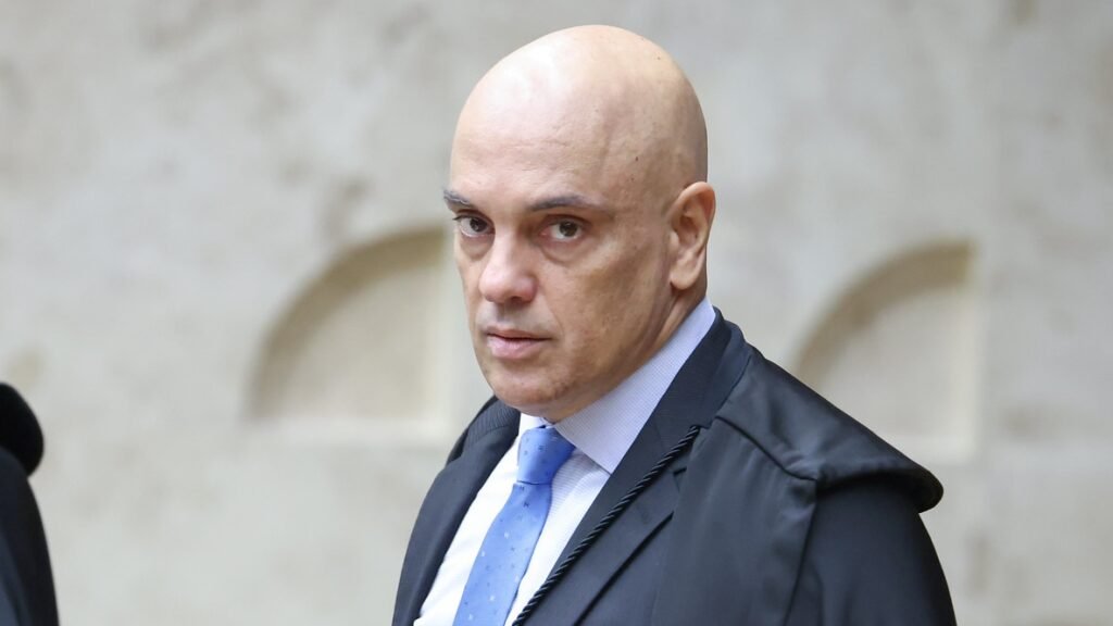 De **R$ 8,6 milhões** para **R$ 31,5 milhões**: o salto patrimonial atribuído ao ministro **Alexandre de Moraes** desde sua chegada ao **STF** abriu uma sequência de números, imóveis e transações que chama atenção pelo ritmo e pelo volume. Mas de onde vem esse cálculo? Segundo levantamento com base em **registros de cartório**, publicado pelo **Estadão** e citado pela **Gazeta do Povo**, o patrimônio imobiliário de Moraes triplicou desde **2017**, ano em que ele assumiu a vaga no Supremo por indicação do então presidente **Michel Temer**. O avanço apontado é de **266%** em relação ao valor declarado à época. E o que compõe esse patrimônio? De acordo com a apuração, Moraes e sua esposa, a advogada **Viviane Barci de Moraes**, reúnem **17 imóveis** entre **casas, apartamentos, terrenos e salas comerciais**. Nos últimos cinco anos, o casal teria investido **R$ 23,4 milhões** na compra de bens em **São Paulo** e **Brasília**, com pagamentos feitos **à vista**, conforme a documentação oficial mencionada. Esse crescimento acompanhou a renda do ministro? Os dados indicam que não na mesma proporção. A remuneração de Moraes teria passado de cerca de **R$ 33 mil mensais** em 2017 para **R$ 46 mil** atualmente, uma alta de **39%**. Antes de chegar ao STF, ele já havia ocupado cargos públicos com salários próximos ao teto do funcionalismo, incluindo funções de **ministro de Estado** e **secretário**. Então o que mais aparece nesse cenário? A atuação profissional de **Viviane Barci** também cresceu no período. Segundo a reportagem, o número de processos dela em **tribunais superiores** subiu de **27 para 152** desde 2017. Ela é sócia do escritório **Barci de Moraes Advogados**, mantido com os filhos do casal. Como parte desses bens foi registrada? A apuração informa que uma parcela das aquisições imobiliárias ocorreu por meio do **Lex Instituto de Estudos Jurídicos**, empresa do casal e dos filhos usada, na prática, para administrar patrimônio. Embora Moraes não apareça formalmente como sócio, foi citado que o regime de **comunhão parcial de bens** implica compartilhamento do patrimônio adquirido durante o casamento. Houve manifestação dos envolvidos? Ao **Estadão**, Moraes e Viviane **não se pronunciaram**. A **Gazeta do Povo** também procurou o casal, e apenas o escritório da advogada respondeu, afirmando que **não irá se pronunciar sobre a apuração**. A Gazeta informou ainda que não conseguiu contato com o instituto e questionou Viviane sobre o fato de os imóveis estarem vinculados à empresa, e não diretamente ao casal. Quais compras recentes mais se destacam? Entre elas, aparece um **apartamento no Jardim Paulista**, em São Paulo, adquirido por **R$ 1,05 milhão** com pagamento via **Pix**. Também foi citada uma **mansão de 776 metros quadrados no Lago Sul**, em Brasília, comprada por **R$ 12 milhões**. Em **Campos do Jordão**, o casal teria investido **R$ 8 milhões** em **duas unidades** no mesmo condomínio. E em São Paulo, o que mais foi identificado? A família possui **sete imóveis** na capital paulista, incluindo apartamentos no **Jardim América** comprados por **R$ 3 milhões** cada, além de terrenos no interior do estado. Ao longo de **29 anos**, os investimentos totais em imóveis somariam **R$ 34,8 milhões**, com parte dos bens já vendida. Quando esse avanço ficou mais intenso? Segundo a apuração, **mais de 67%** de todos os investimentos imobiliários do casal foram realizados **desde 2021**. Esse período coincide com a atuação de Moraes no STF em investigações de grande repercussão, como o **inquérito das fake news**, as ações penais ligadas aos atos de **8 de janeiro de 2023** e, mais recentemente, o caso sobre **vazamento de dados fiscais sigilosos de ministros da Corte**. O escritório de Viviane também ampliou sua estrutura? Sim. A banca abriu uma **filial em Brasília**, onde adquiriu uma **sala comercial por R$ 350 mil**. Também possui participação em imóvel na **Avenida Faria Lima**, em São Paulo. E por que o escritório ganhou repercussão? Um dos motivos foi o contrato de **R$ 129 milhões** firmado com o **Banco Master** por três anos. Segundo a própria advogada, os serviços prestados envolveram **compliance** e **direito criminal**, com pagamentos mensais de **R$ 3,6 milhões**, somando ao menos **R$ 75,6 milhões em 21 meses**. Houve questionamentos sobre esses valores? Sim. Especialistas ouvidos apontaram que os montantes estariam acima da média do mercado jurídico de elite, onde contratos semelhantes, segundo eles, não ultrapassariam **R$ 10 milhões**. Em resposta, o escritório afirmou em nota que **os serviços prestados justificam os valores recebidos**. As transações imobiliárias envolveram outras pessoas ligadas ao meio jurídico? A reportagem cita que parte delas envolveu **advogados com atuação no STF**, incluindo a venda de um imóvel no **Guarujá** por **R$ 1,4 milhão**. Um dos compradores declarou não ter relação com o ministro e afirmou: **“comprei o apartamento de uma pessoa jurídica que não pertence a ele”**, em referência ao **Lex Instituto de Estudos Jurídicos**. No fim, os números reunidos na apuração são estes: patrimônio imobiliário atual de **R$ 31,5 milhões**, alta de **266%** desde 2017, **17 imóveis** em nome do casal ou vinculados à estrutura patrimonial da família, **R$ 23,4 milhões** investidos nos últimos cinco anos, com destaque para compras em **São Paulo**, **Brasília** e **Campos do Jordão**, todas descritas com base em **documentação oficial e registros de cartório**.