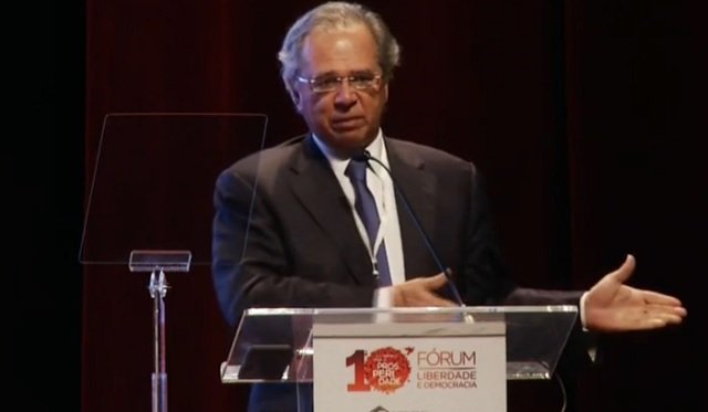 Uma fala sobre economia pode parecer técnica demais para mexer com eleição, mas foi exatamente isso que voltou ao centro do debate. Como assim, crescimento menor pode empurrar o voto para a direita? A resposta, segundo a avaliação apresentada, está na ligação direta entre bolso, confiança e humor político. Quando a economia perde ritmo, a insatisfação tende a crescer. E, nesse cenário, quem está fora do governo passa a ganhar espaço como alternativa. Mas de onde vem essa leitura? Ela parte da ideia de que o desempenho econômico não é apenas um número em relatório. Ele afeta emprego, crédito, consumo, investimento e, no fim da cadeia, a percepção que o eleitor forma sobre quem governa. Se a atividade desacelera, o desgaste político pode vir junto. E é justamente aí que muita gente começa a prestar atenção. O que estaria provocando essa desaceleração? A crítica apresentada aponta para a condução da política fiscal. Em outras palavras, o aumento das despesas públicas estaria pressionando variáveis importantes da economia, como inflação e juros. E quando inflação e juros sobem ou permanecem pressionados, o crescimento tende a perder força. Parece uma discussão distante? Nem tanto. É esse tipo de movimento que, aos poucos, muda o ambiente político. Mas há um ponto que quase passa despercebido: essa análise não fala apenas do presente. Ela tenta projetar o que pode acontecer até a eleição de outubro. E isso muda tudo, porque a discussão deixa de ser sobre um dado isolado e passa a ser sobre tendência. Se a economia continuar perdendo dinamismo, o impacto pode não ficar restrito aos indicadores. Pode chegar diretamente às urnas. E existe algum número que sustente essa preocupação? Sim. No fim de março, o Banco Central manteve em 1,6% a projeção de crescimento da economia brasileira em 2026, sinalizando desaceleração. Antes disso, em 2025, o PIB do Brasil foi de 2,3%. A diferença entre os dois números reforça a percepção de perda de fôlego. Só que há um detalhe importante: o próprio Banco Central destacou que essa previsão está cercada por maior incerteza, inclusive por possíveis efeitos dos conflitos no Oriente Médio. Então a desaceleração seria causada apenas por fatores internos? Não exatamente. Há elementos externos no radar, e isso torna o quadro mais complexo. Só que, na avaliação apresentada, o peso maior continua sendo doméstico, especialmente o avanço dos gastos públicos. E é aqui que muita gente se surpreende: a crítica não se limita ao crescimento menor. Ela inclui também o efeito em cadeia sobre inflação, juros e ambiente eleitoral. Quem fez essa avaliação? Foi Paulo Guedes, ex-ministro da Economia no governo Jair Bolsonaro, em seu retorno aos eventos públicos. Durante palestra no Fórum da Liberdade e Democracia, em Porto Alegre, na sexta-feira 10, ele afirmou que o Brasil vai crescer menos e que, eleitoralmente, isso tende a empurrar o país “para o outro lado”. Ou seja, para a oposição. Mas por que essa fala ganhou peso? Porque ela junta duas áreas que raramente ficam separadas por muito tempo: economia e voto. Guedes sustentou que, sem a atual trajetória de gastos, o país poderia apresentar expansão mais forte. Também disse que, em sua gestão, deixou projeções de inflação em torno de 3,2% para o período seguinte e expectativa de superávit em diferentes esferas da administração pública, incluindo municípios, governo federal e estatais. E o que acontece depois dessa comparação? Surge uma nova camada de debate. Ao citar o Chile como exemplo de alternância eleitoral em momentos de insatisfação econômica, Guedes sugeriu que algo semelhante poderia ocorrer no Brasil. Não como certeza, mas como possibilidade política alimentada por um ambiente econômico menos favorável. No fim, a mensagem central é simples e ao mesmo tempo explosiva: para Paulo Guedes, a desaceleração da economia pode se transformar no principal combustível para uma vitória da direita em outubro. Só que a questão que fica no ar talvez seja ainda maior do que a fala em si: se o ritmo da economia continuar perdendo força, até onde esse efeito político pode chegar?