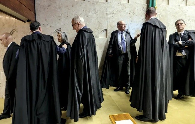 Três em cada quatro brasileiros enxergam a mesma coisa — e isso acendeu um alerta difícil de ignorar. Mas o que exatamente tanta gente passou a perceber ao mesmo tempo? Segundo uma pesquisa divulgada nesta semana, 75% dos entrevistados disseram que ministros de uma das instituições mais poderosas do país têm poder demais. O número, por si só, já chama atenção. Só que ele não veio sozinho — e é aí que a leitura muda de peso. Se tanta gente pensa assim, o que isso revela além de uma simples opinião? Revela uma sensação de desequilíbrio. Quando uma maioria tão ampla aponta excesso de poder, o dado deixa de ser apenas estatístico e passa a indicar um desgaste mais profundo na forma como essa instituição é vista. E há um ponto que quase passa despercebido: a percepção sobre poder vem acompanhada de outra, ainda mais sensível. Qual é essa outra percepção? A de que a confiança caiu. No mesmo levantamento, 75% afirmaram que a população acredita menos nessa Corte hoje do que acreditava no passado. Isso significa que o debate não está restrito ao tamanho da influência exercida, mas também à imagem construída ao longo do tempo. E é justamente aqui que muita gente se surpreende: os dois números aparecem com a mesma força. Mas todos pensam assim? Não. Embora a maioria seja expressiva, 20% discordam da ideia de que os ministros tenham poder demais. Outros 2% disseram não concordar nem discordar, enquanto 3% não souberam opinar. Quando o assunto é confiança, o cenário também tem divisões: 20% disseram não perceber queda, 2% se declararam indiferentes e 3% não souberam responder. Só que a dúvida inevitável surge logo em seguida. Esses percentuais são pontuais ou indicam algo maior? A força do levantamento está justamente no tamanho da convergência. Não se trata de uma percepção isolada ou de um grupo pequeno. Quando três quartos dos entrevistados apontam na mesma direção em duas perguntas centrais, o resultado ganha peso político, institucional e simbólico. Mas há um detalhe que quase ninguém percebe de imediato: antes mesmo de discutir as causas, os números já mostram um problema de imagem consolidado. E de onde vieram esses dados? A pesquisa foi feita pelo Datafolha com 2.004 pessoas, em entrevistas presenciais realizadas entre os dias 7 e 9 de abril. A margem de erro é de 2 pontos percentuais, para mais ou para menos, com nível de confiança de 95%. O levantamento foi realizado com recursos do próprio instituto e registrado no TSE sob o protocolo BR-03770/2026. Só que saber como a pesquisa foi feita resolve tudo? Ainda não. Por que esse resultado chama tanto a atenção agora? Porque ele toca em dois pilares decisivos para qualquer instituição: autoridade e confiança. Uma Corte pode manter seu papel formal intacto, mas quando cresce a percepção de poder excessivo e, ao mesmo tempo, diminui a confiança pública, o debate deixa de ser apenas jurídico e passa a ser também de legitimidade percebida. E o que acontece depois muda tudo, porque a discussão já não gira só em torno de decisões, mas da forma como elas são recebidas pela sociedade. E qual é, afinal, a instituição no centro dessa percepção? O Supremo Tribunal Federal. É o STF que aparece no levantamento como alvo dessa avaliação majoritária. A pesquisa mostra que, para a maior parte dos brasileiros ouvidos, os ministros da Corte concentram poder em excesso e enfrentam uma queda de confiança em comparação com o passado. Isso encerra a questão? Longe disso. Na verdade, esse é o ponto em que o dado mais importante aparece: não é apenas sobre o STF ter muito poder, mas sobre o fato de que a maioria da população diz perceber isso ao mesmo tempo em que enxerga menos confiança na Corte. E quando essas duas percepções se encontram, o assunto deixa de ser apenas um retrato do momento — e passa a sugerir algo que ainda pode se aprofundar.