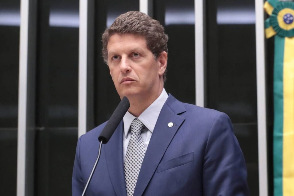 Por que Ricardo Salles é considerado competitivo para o Senado em SP? Uma pesquisa do partido Novo indica que Ricardo Salles tem entre 16,3% e 20% das intenções de voto, empatando tecnicamente com Simone Tebet, Marina Silva e Guilherme Derrite. Quais são as consequências dessa pesquisa para o partido Novo? O resultado reforça o projeto do Novo de lançar Salles como candidato ao Senado, aumentando sua visibilidade e potencial de sucesso na disputa. Quem são os principais concorrentes de Salles na corrida ao Senado? Além de Salles, Simone Tebet, Marina Silva e Guilherme Derrite são concorrentes diretos, com Mário Frias e Mello Araújo também na disputa. Qual é a situação dos candidatos da direita para o Senado em SP? Derrite e Salles são os únicos pré-candidatos anunciados no campo da direita, mas há preocupação com a fragmentação de nomes. Por que a fragmentação de candidatos preocupa a direita? A divisão de votos entre vários candidatos de direita pode facilitar a eleição de um candidato ligado a Lula, o que preocupa o campo conservador. O que o PL planeja para a disputa ao Senado em SP? O PL insiste em lançar um candidato próprio, apesar das conversas sobre uma possível dobradinha entre Derrite e Salles. Como a pesquisa foi realizada? O levantamento ocorreu entre 23 e 30 de março, medindo as intenções de voto em diferentes cenários para o Senado em SP. Qual é a importância de uma pesquisa de intenção de voto? Ela fornece um panorama do cenário eleitoral, ajudando partidos a definir estratégias e candidatos com maior chance de sucesso. Quais são os desafios para Salles na corrida ao Senado? Além da concorrência acirrada, Salles enfrenta o desafio de unificar o apoio da direita para evitar a divisão de votos. Como a política nacional pode influenciar a eleição ao Senado em SP? A polarização política e a popularidade de figuras nacionais, como Lula, podem impactar as escolhas dos eleitores paulistas. Quais são as estratégias possíveis para Salles se destacar na disputa? Fortalecer alianças, aumentar a presença em mídias sociais e focar em pautas relevantes para o eleitorado paulista são estratégias viáveis. Qual é o papel da mídia na corrida eleitoral para o Senado? A mídia pode influenciar a percepção pública dos candidatos, destacando suas propostas e histórico político. Como os eleitores podem se informar sobre os candidatos ao Senado? Acompanhar debates, ler análises políticas e verificar fontes confiáveis são formas de se informar sobre os candidatos. Quais são as expectativas para a eleição ao Senado em SP? A disputa promete ser acirrada, com candidatos de peso e a possibilidade de surpresas devido à fragmentação de votos. Como a pesquisa do Novo pode impactar a campanha de Salles? O resultado positivo pode aumentar o apoio ao seu nome, motivando sua equipe e atraindo mais eleitores indecisos.