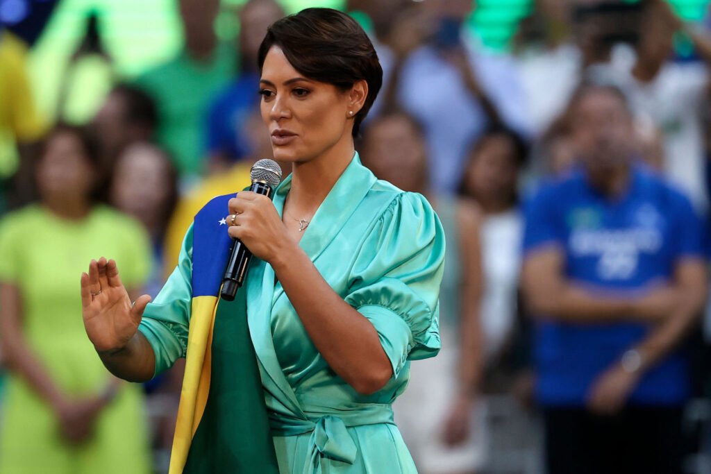 Quem lidera a corrida para o Senado no Distrito Federal? Michelle Bolsonaro lidera a corrida para o Senado no Distrito Federal, com 22,6% das intenções de voto no primeiro cenário analisado pela pesquisa IGAPE. Qual é a posição de Ibaneis Rocha na pesquisa? Ibaneis Rocha ocupa a segunda posição na pesquisa, com 13,0% das intenções de voto no primeiro cenário para o Senado no Distrito Federal. Como está a disputa entre Leila do Vôlei e Erika Kokay? Leila do Vôlei e Erika Kokay estão em uma disputa acirrada, com 10,8% e 10,6% das intenções de voto, respectivamente, logo atrás de Michelle Bolsonaro e Ibaneis Rocha. Qual é o nível de indecisão entre os eleitores? O nível de indecisão é significativo, com 22,1% dos eleitores não sabendo ou não respondendo sobre o primeiro voto, e 49,3% indecisos sobre o segundo voto. Quem são os outros candidatos mencionados na pesquisa? Outros candidatos incluem Bia Kicis (5,9%), Izalci Lucas (3,7%), Reguffe (3,7%), Gilvan Máximo (3,5%), Professora Rosilene Corrêa (2,5%) e Desembargador Sebastião Coelho (1,5%). Como Michelle Bolsonaro se sai no segundo voto? Michelle Bolsonaro também lidera no segundo voto, com 12,3% das intenções, mostrando uma liderança consistente em ambos os cenários analisados. Qual é a situação de Ibaneis Rocha no segundo voto? Ibaneis Rocha aparece em segundo lugar no segundo voto, com 8,7% das intenções, mantendo-se competitivo na disputa pelo Senado. Como está o cenário para Leila do Vôlei no segundo voto? Leila do Vôlei tem 5,3% das intenções no segundo voto, posicionando-se como uma candidata relevante, mas atrás de Michelle Bolsonaro e Ibaneis Rocha. Quais candidatos estão no grupo intermediário do segundo voto? No segundo voto, o grupo intermediário inclui Bia Kicis e Gilvan Máximo, ambos com 4,4%, seguidos por Reguffe (4,1%), Izalci Lucas (3,9%) e Erika Kokay (3,4%). Qual é o impacto do alto índice de indecisos no segundo voto? O alto índice de indecisos, 49,3%, no segundo voto, indica que o cenário eleitoral ainda é incerto e pode mudar à medida que a campanha avança. Como a pesquisa IGAPE foi realizada? A pesquisa IGAPE foi realizada com 3.000 entrevistas presenciais domiciliares, entre 20 e 23 de março de 2025, com margem de erro de 1,8 ponto percentual e grau de confiança de 95%. Qual é a importância da metodologia adotada na pesquisa? A metodologia, com entrevistas presenciais e questionário estruturado, garante rigor estatístico e qualidade nos dados coletados, oferecendo um retrato confiável da disputa. O que a pesquisa revela sobre a fragmentação da disputa? A pesquisa revela uma fragmentação na disputa, com vários candidatos competitivos, especialmente no segundo voto, onde muitos eleitores ainda estão indecisos. Qual é o papel dos indecisos na definição do cenário eleitoral? Os indecisos desempenham um papel crucial, pois suas decisões podem alterar significativamente o cenário eleitoral à medida que a campanha se desenvolve. Como a liderança de Michelle Bolsonaro pode influenciar a campanha? A liderança de Michelle Bolsonaro pode consolidar sua posição e atrair mais apoio, mas também pode motivar outros candidatos a intensificarem suas campanhas. Quais são as perspectivas para os demais candidatos? Os demais candidatos têm a oportunidade de crescer e se consolidar, especialmente se conseguirem atrair os eleitores indecisos e se destacarem na campanha. Como a pesquisa contribui para o entendimento do cenário eleitoral? A pesquisa oferece um panorama atual das preferências do eleitorado, destacando a liderança de Michelle Bolsonaro e a importância dos indecisos na definição do resultado final.