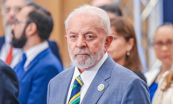Mais da metade dos brasileiros diz **não** a um novo mandato de **Luiz Inácio Lula da Silva** depois de 2026. O que exatamente isso significa? Significa que, segundo levantamento do instituto **Meio/Ideia** divulgado nesta quarta-feira, 8, **51,5%** rejeitam a continuidade de Lula no governo federal após o fim do atual ciclo. E quantos defendem que ele permaneça? De acordo com a mesma pesquisa, **45%** apoiam a concessão de um **quarto mandato** ao petista. Há ainda uma parcela menor sem posição definida? Sim. **3,5%** disseram **não saber** ou preferiram **não responder**. Quando esse cenário foi medido? O estudo ouviu **1,5 mil pessoas** em todo o país entre os dias **3 e 7 de abril**. Isso dá segurança estatística ao resultado? A pesquisa foi registrada no **Tribunal Superior Eleitoral** sob o número **BR-00605/2026**, com **margem de erro de 2,5 pontos porcentuais** e **nível de confiança de 95%**. Mas por que esse dado chama atenção agora? Porque ele surge em meio à discussão sobre a sucessão presidencial e ajuda a medir o ambiente político em torno da permanência de Lula no poder. E quando ocorrerá a eleição presidencial? O pleito está previsto para **outubro deste ano**. E a posse? A posse do presidente e do vice-presidente está marcada para **5 de janeiro de 2027**. A pesquisa tratou apenas da aprovação ou rejeição a um novo mandato? Não. O instituto **Meio/Ideia** também avaliou **cinco cenários distintos** para a sucessão presidencial. E houve algum resultado de destaque nessas simulações? Sim. O levantamento registrou **empate técnico** entre **Lula** e **Flávio Bolsonaro (PL-RJ)** em uma simulação de **segundo turno**. Quais foram os números desse confronto? Segundo a pesquisa, **Flávio Bolsonaro** aparece com **45,8%** das intenções de voto, enquanto **Lula** soma **45,5%**. A diferença, portanto, é mínima. O que isso indica dentro dos limites do levantamento? Indica um quadro de **equilíbrio estatístico** entre os dois nomes nesse cenário específico. Há mais algum dado relevante além desses percentuais? O principal conjunto de informações divulgado reúne justamente a rejeição à continuidade de Lula, o apoio a um novo mandato, o percentual dos indecisos ou não respondentes, além da simulação de segundo turno com Flávio Bolsonaro. E o que fica estabelecido, de forma objetiva, a partir disso? Que o levantamento do **Meio/Ideia** aponta maioria contrária à permanência de **Lula** após 2026 e, ao mesmo tempo, mostra uma disputa apertada em um dos cenários testados para a sucessão. Quais são, então, os números completos? **51,5%** rejeitam a continuidade de **Luiz Inácio Lula da Silva** no governo federal depois de 2026, **45%** defendem um **quarto mandato**, e **3,5%** disseram **não saber** ou preferiram **não responder**. Na simulação de **segundo turno** entre **Lula** e **Flávio Bolsonaro**, o senador tem **45,8%** das intenções de voto, e o petista, **45,5%**. A pesquisa foi registrada no **TSE** sob o número **BR-00605/2026**, ouviu **1,5 mil pessoas** entre **3 e 7 de abril**, com **margem de erro de 2,5 pontos porcentuais** e **95% de nível de confiança**.