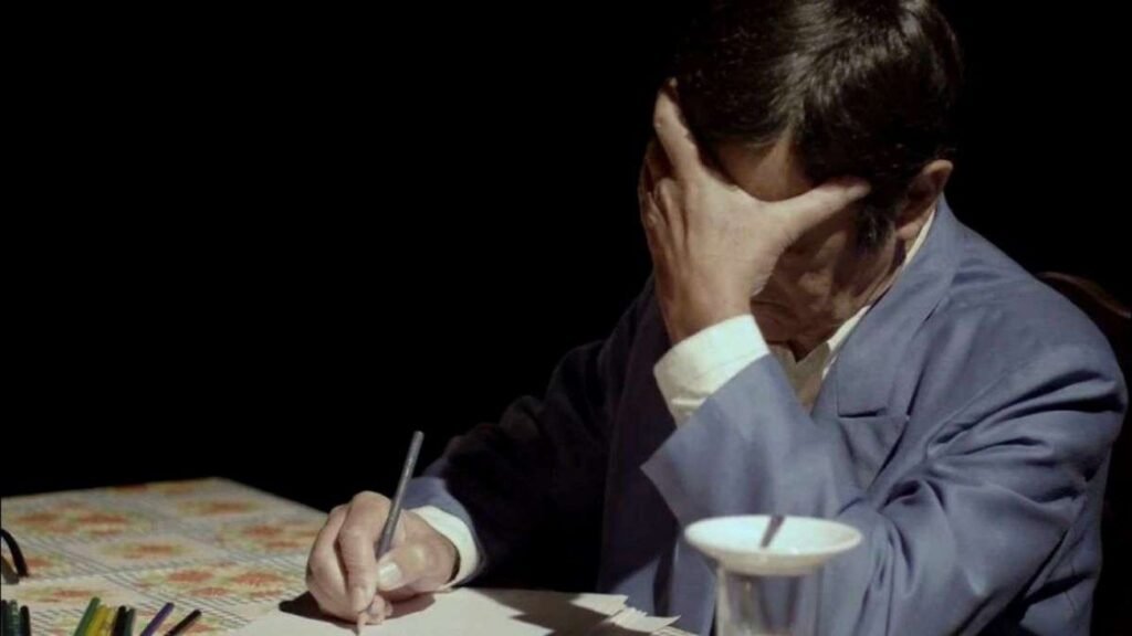 Uma gravação esquecida por décadas voltou ao centro do debate com um dado difícil de ignorar: **87,7% de acertos** em informações verificáveis atribuídas a mensagens psicografadas por **Chico Xavier**. Mas de onde saiu esse número? Ele surgiu de uma investigação conduzida por pesquisadores da **Universidade Federal de Juiz de Fora**, que analisaram um **áudio de 54 minutos**, registrado em **junho de 1955**, na cidade de **Pedro Leopoldo**, em Minas Gerais. O que havia nesse material para despertar tanto interesse tantos anos depois? A gravação documenta uma sessão em que Chico Xavier relatou comunicações com espíritos ligados a **Isidoro Duarte Santos**. E quem era ele? Isidoro Duarte Santos era um visitante português, presidente da **Federação Espírita Portuguesa** e fundador da revista **Estudos Psíquicos**. A presença dele na sessão ajudou a dar contornos mais específicos ao que foi registrado naquele encontro. Mas o que exatamente os pesquisadores examinaram? Eles identificaram **65 itens passíveis de verificação** no conteúdo da gravação. Isso significa que não se tratava apenas de impressões vagas ou afirmações genéricas, mas de dados que podiam ser confrontados com fontes externas. E qual foi o resultado dessa checagem? A análise apontou que **87,7%** desses itens verificáveis foram considerados **precisos**, enquanto apenas cerca de **3%** foram classificados como **incorretos**. Como essa verificação foi feita? A metodologia envolveu **verificação cruzada** com **documentos históricos**, **registros biográficos** e **testemunhos**. Cada informação mencionada no áudio foi classificada de acordo com dois critérios: sua **precisão** e a **possibilidade de obtenção por meios convencionais**. Essa segunda etapa abriu uma questão ainda mais sensível: seria possível que Chico Xavier tivesse acesso prévio a tudo o que disse? Foi justamente isso que o estudo tentou avaliar. Os pesquisadores consideraram fontes como **livros**, **publicações** e **conversas prévias** para medir se as informações poderiam ter sido obtidas de forma comum. E o que concluíram? Em aproximadamente **30,8% dos casos analisados**, seria **improvável** que o médium tivesse conseguido aquelas informações por vias convencionais. Esse ponto não encerra a discussão, mas explica por que a pesquisa reacendeu o interesse sobre a **mediunidade** do brasileiro. Que tipo de informação apareceu na sessão? Durante a gravação, Chico Xavier forneceu descrições de **18 pessoas falecidas**. Essas descrições incluíam **características físicas**, **traços comportamentais** e **episódios específicos** das vidas dessas pessoas. Além disso, a sessão de 1955 também incluiu a **psicografia de poemas** atribuídos a autores portugueses. Houve mais algum registro relevante nesse encontro? Sim. Chico Xavier também psicografou uma **carta** supostamente ditada pela **esposa falecida de Isidoro Duarte Santos**. E qual foi a reação diante desse documento? Segundo o relato incluído na pesquisa, o visitante português teria reconhecido a **assinatura** e o **estilo de escrita** presentes na carta. Por que esse estudo ganhou atenção agora? Porque o material analisado é um dos registros históricos mais antigos de sessões mediúnicas de Chico Xavier disponíveis em **formato de áudio**. A gravação foi **preservada ao longo de sete décadas**, o que tornou possível uma análise científica contemporânea de seu conteúdo. Esse fator dá ao caso um peso documental raro dentro desse tipo de investigação. Onde os resultados foram publicados? O artigo saiu na revista científica **Explore**, um periódico especializado em estudos sobre **fenômenos anômalos**. E qual é o nome do trabalho? **Análise da Ocorrência de Recepção Anômala de Informação Mediúnica: O Caso de Chico Xavier e Isidoro Santos**. A autoria é de **Carlos Miguel Pereira, Alexandre Caroli Rocha, Jorge Gomes, José Lucas, Júlio Silva e Alexander Moreira-Almeida**. Quem compôs essa equipe? O grupo reuniu profissionais de **Portugal** e integrantes do **Núcleo de Pesquisas em Espiritualidade e Saúde**, o **NUPES**, vinculado à **Faculdade de Medicina da Universidade Federal de Juiz de Fora**. A instituição mantém linhas de pesquisa voltadas a fenômenos relacionados à **espiritualidade**, o que ajuda a situar o estudo dentro de um campo acadêmico já existente. E o que permanece no centro de tudo isso? Um áudio de **1955**, preservado por décadas, analisado com base em documentos e registros, no qual foram encontrados **65 itens verificáveis**, com **87,7% de precisão**, cerca de **3% de incorreções** e a conclusão de que, em **30,8% dos casos**, seria improvável a obtenção das informações por meios convencionais.