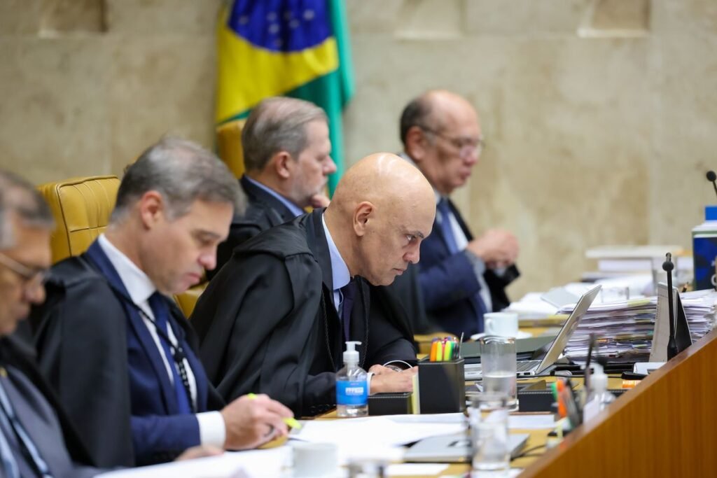 Quem é o empresário carioca investigado pela PF? O empresário carioca é apontado como o "mandante" do esquema de vazamento de dados fiscais de ministros do STF e seus familiares. Ele está foragido e é alvo de um mandado de prisão preventiva. Qual foi o papel do ministro Alexandre de Moraes na operação? Alexandre de Moraes autorizou a operação da PF, destacando a necessidade de busca e apreensão para reconstruir eventos e identificar outros envolvidos. Quais medidas foram tomadas contra os servidores da Receita Federal? Os servidores foram afastados, tiveram busca e apreensão em suas residências, uso de tornozeleira eletrônica e obrigação de recolhimento domiciliar noturno e aos fins de semana. Por que a operação gerou tensão entre a Receita e o STF? A operação gerou tensão devido às críticas do presidente da Unafisco, Kleber Cabral, que afirmou ser mais seguro investigar facções criminosas do que os ministros. Qual foi a reação de Alexandre de Moraes às críticas de Kleber Cabral? Moraes determinou que Kleber Cabral prestasse depoimento após suas críticas à operação. Como o TCU está envolvido na investigação dos vazamentos? O TCU atua na apuração dos vazamentos após o Ministério Público enviar uma representação para investigar eventuais excessos nos inquéritos conduzidos pelo STF. O que é o inquérito das fake news e por que é criticado? O inquérito das fake news investiga vazamentos e já dura mais de sete anos, enfrentando críticas da OAB por sua extensão e condução. Quantas vezes os sistemas de segurança da Receita foram acionados? Entre 2025 e início de 2026, os sistemas foram acionados 2.599 vezes, alertando sobre acessos a dados de pessoas politicamente expostas. Qual é a posição da PGR sobre a operação da PF? A Procuradoria-Geral da República manifestou-se a favor da operação, apoiando as medidas adotadas. Por que a quebra de sigilo telemático foi autorizada? A quebra de sigilo telemático foi autorizada para extrair dados que possam confirmar a negociação de valores e a reiteração da conduta criminosa. Qual é o valor dos pagamentos realizados pelo empresário? O empresário teria realizado pagamentos em espécie de R$ 4.500,00 para obter declarações fiscais de forma ilícita. Como a operação foi denominada e quando começou? A operação foi denominada Exfil e começou em 17 de fevereiro, com uma nota atípica do Supremo. Qual é a crítica da OAB ao inquérito das fake news? A OAB critica a duração e a condução do inquérito das fake news, que já se estende por mais de sete anos. Qual é a relação entre o WhatsApp e a investigação? As regras de privacidade dos grupos no WhatsApp são definidas pela plataforma, e ao entrar, seu número pode ser visto por outros integrantes do grupo. Como a Gazeta do Povo obteve informações sobre a Receita? A Gazeta do Povo obteve dados por meio da Lei de Acesso à Informação, revelando acionamentos dos sistemas de segurança da Receita.