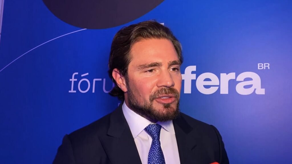 O que a PF encontrou nos celulares de Daniel Vorcaro? A PF identificou mais de 8 mil vídeos nos celulares de Daniel Vorcaro, incluindo registros pessoais e profissionais. O material foi extraído de nove smartphones ligados ao dono do Banco Master. Por que a PF está analisando esses vídeos? Os peritos estão separando o conteúdo relevante para a investigação de materiais pessoais. Imagens de Vorcaro com políticos e autoridades estão sendo analisadas. Qual é a importância das imagens com políticos? Essas imagens podem fornecer evidências de ligações ou atividades suspeitas entre Vorcaro e figuras políticas, ajudando a esclarecer o caso. Daniel Vorcaro está colaborando com as investigações? Sim, Vorcaro iniciou negociações para um possível acordo de delação premiada, após saber que outros envolvidos também querem colaborar. Quem mais está disposto a colaborar? O cunhado de Vorcaro, Fabiano Zettel, foi orientado por familiares a antecipar sua colaboração, buscando condições favoráveis no acordo. Por que a delação premiada é vantajosa? Quem apresenta provas primeiro costuma obter condições mais favoráveis no acordo, como redução de pena ou outros benefícios legais. Onde Vorcaro está atualmente? Ele foi transferido da Penitenciária Federal de Brasília para a Superintendência da PF no Distrito Federal, onde as negociações devem avançar. Qual é o próximo passo para Vorcaro? A assinatura do termo de confidencialidade inicia um processo com fases definidas, começando com reuniões com seus advogados para organizar os fatos. Como a defesa de Vorcaro está se preparando? A defesa organiza os fatos que Vorcaro pretende apresentar às autoridades antes de discutir o material com a PGR e a PF. Quem supervisionará a delação premiada? Caso efetivada, a colaboração premiada será supervisionada pelo ministro André Mendonça, relator do caso no STF. O que Juca Lima disse sobre Vorcaro? Juca Lima afirmou que Vorcaro está disposto a fazer uma "delação séria", indicando sua intenção de colaborar efetivamente com as investigações. Como a delação pode impactar o caso? Uma delação bem-sucedida pode revelar novas informações, implicar outros envolvidos e acelerar o processo judicial. Qual é o papel da PF e da PGR nesse processo? A PF e a PGR analisam as informações fornecidas, verificam sua veracidade e decidem sobre os benefícios a serem concedidos a Vorcaro. Quais são as possíveis consequências para Vorcaro? Dependendo da colaboração, Vorcaro pode receber uma pena reduzida ou outros benefícios, mas também pode enfrentar penalidades se não cumprir o acordo. O que podemos esperar das investigações? As investigações podem revelar detalhes sobre as operações do Banco Master e as conexões de Vorcaro, impactando o cenário político e financeiro.