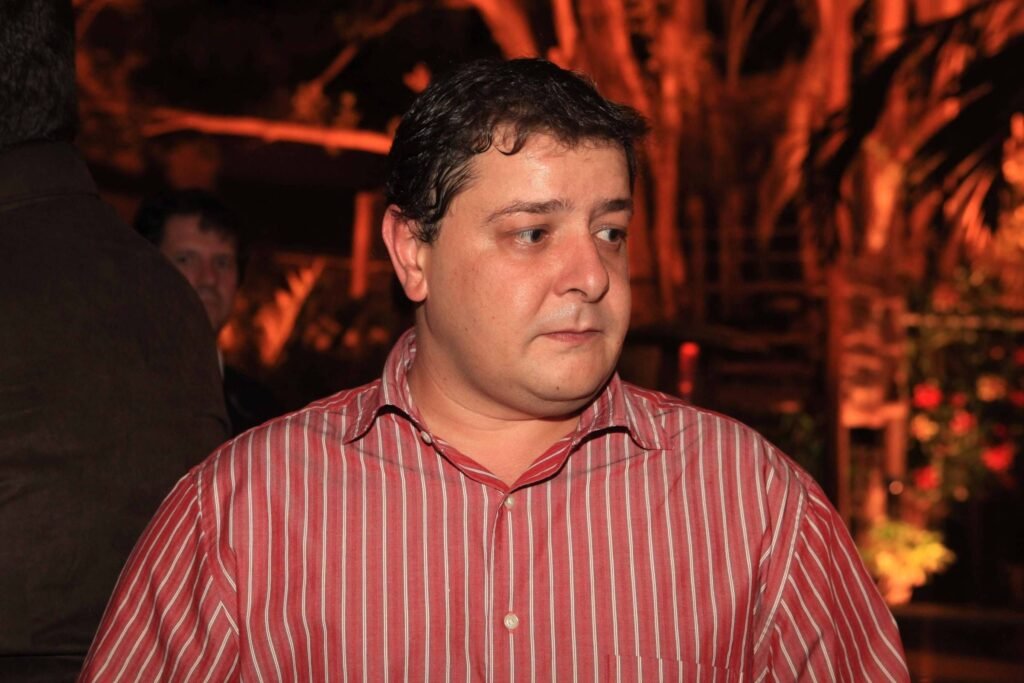 Por que a PF está investigando Lulinha? A PF investiga se Lulinha recebeu uma mesada de R$ 300 mil do lobista Antônio Camilo Antunes, o Careca do INSS, ligada a fraudes no INSS. Qual é a principal suspeita sobre Lulinha? A suspeita é que Lulinha tenha sido beneficiário de recursos desviados do INSS, possivelmente através de pagamentos indiretos. Como a PF está conduzindo a investigação? A PF analisa movimentações financeiras, mas evita uma devassa completa para não parecer uma perseguição ao filho do presidente. Quais sigilos de Lulinha foram quebrados? Os sigilos bancário, fiscal e telemático de Lulinha foram quebrados por ordem do STF, mas não os das empresas dele. O que a defesa de Lulinha alega? A defesa afirma que Lulinha não recebeu valores das fraudes no INSS e que não há vínculo financeiro comprovado. Quem é Roberta Luchsinger na investigação? Roberta Luchsinger, amiga de Lulinha, teria recebido R$ 1,5 milhão do Careca, e a PF investiga se ela repassou valores a Lulinha. Qual é a posição da defesa de Roberta? A defesa de Roberta nega irregularidades e afirma que sua empresa foi contratada para intermediação de negócios, sem relação com fraudes. O que a operação Sem Desconto investiga? A operação investiga fraudes em descontos de benefícios do INSS, que teriam desviado cerca de R$ 6,3 bilhões entre 2019 e 2024. Quem é o Careca do INSS? Antônio Camilo Antunes, conhecido como Careca do INSS, é um lobista suspeito de pagar mesadas a Lulinha com dinheiro desviado. Qual é o papel de Maurício Camisotti na operação? Camisotti, preso em 2025, é um dos principais operadores do esquema e negocia delação premiada com a PF. Como a PF descobriu os pagamentos suspeitos? A PF detectou pagamentos de R$ 300 mil a Roberta Luchsinger por ordem do Careca, supostamente destinados a Lulinha. Qual é a estratégia da defesa de Lulinha? A defesa de Lulinha colabora com o STF e nega qualquer envolvimento com os crimes investigados, buscando esclarecer os fatos. Por que a PF evita uma devassa completa? A PF quer evitar que a investigação seja vista como uma perseguição política ao filho do presidente, mantendo foco nos fatos. Quais são as possíveis consequências para Lulinha? Se comprovado o envolvimento, Lulinha pode enfrentar acusações criminais, mas até agora não foi indiciado. Como a operação Sem Desconto pode evoluir? A operação pode ter novos desdobramentos com delações premiadas e aprofundamento das investigações sobre os envolvidos. O que a PF busca com a quebra de sigilo? A PF quer rastrear a origem e o destino dos recursos suspeitos para confirmar ou descartar o envolvimento de Lulinha. Qual é a importância da operação para o INSS? A operação visa recuperar recursos desviados e fortalecer a integridade do sistema de benefícios do INSS. Como a investigação afeta a imagem do governo? A investigação pode impactar a imagem do governo, dependendo dos desdobramentos e da comprovação de envolvimento de Lulinha. O que está em jogo para os envolvidos? Os envolvidos enfrentam riscos legais e danos à reputação, dependendo do avanço das investigações e das provas coletadas.