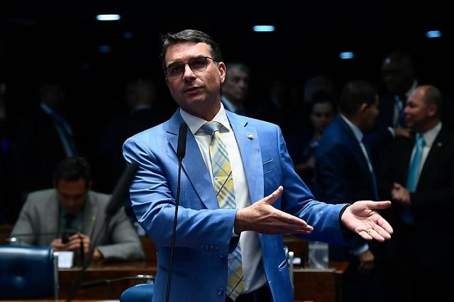 O que realmente preocupa o **PL** neste momento: uma disputa interna ou o risco de perder o embalo de **Flávio Bolsonaro**? A resposta, segundo apuração da **Revista Oeste**, aponta para uma prioridade clara, mas ela não aparece de forma isolada. Antes, surge em meio a um cenário de avanço nas pesquisas, tensão nas redes e cuidado redobrado às vésperas do período eleitoral. Qual é, então, a orientação que prevalece entre os estrategistas de marketing da campanha? A linha adotada é a de **ampliar o crescimento de Flávio Bolsonaro** e impedir que discussões nas redes sociais interfiram nesse projeto. A avaliação é que o mais importante agora é não deixar que a tendência de alta do pré-candidato à Presidência perca força nos dias mais próximos do **primeiro turno**. Por que isso é visto como decisivo? Porque, na leitura de uma fonte ligada à campanha do **PL**, estar em crescimento neste momento é uma vantagem política relevante. “Para o Flávio, é muito melhor ele estar crescendo do que o Lula [PT]”, afirmou essa fonte. A mesma avaliação acrescenta que ter um gráfico de crescimento a quatro dias da eleição é positivo para qualquer candidato, embora ainda exista margem de indefinição no eleitorado. Segundo essa fonte, “ainda tem muita água para rolar e mais de **10%** que ainda não decidiram em quem votar”. Mas esse crescimento é apenas percepção política ou há números que sustentam essa leitura? Há dados mencionados na apuração. Em **dezembro**, Flávio Bolsonaro estava **10 pontos atrás de Lula** em levantamento da **Quaest**. Já em **março**, pela primeira vez na série histórica do instituto, **Lula e Flávio apareceram empatados em um cenário de segundo turno, com 41% das intenções de voto**. É justamente essa trajetória que os estrategistas querem preservar. Se o foco está no avanço do pré-candidato, onde entram as divergências entre aliados? Elas aparecem como um fator de preocupação, mas não como o centro da estratégia. A avaliação interna é que qualquer tipo de rusga entre integrantes não tem impedido o crescimento da candidatura. Ainda assim, o tema ganhou atenção por causa de um episódio recente envolvendo nomes do próprio campo político. Que episódio foi esse? No sábado, dia **4**, o ex-deputado federal **Eduardo Bolsonaro** voltou a criticar **Nikolas Ferreira**, também do **PL**. Eduardo reagiu às risadas virtuais de Nikolas diante de uma postagem do professor **Silvio Grimaldo**, seguidor de **Olavo de Carvalho** e crítico da família Bolsonaro. O caso ajudou a reforçar o receio de que atritos públicos desviem o foco da campanha. Como a direção do partido reage a esse tipo de ruído? O presidente do **PL**, **Valdemar Costa Neto**, está alinhado com a posição dos marqueteiros. Para ele, mais importante do que discussões internas é fortalecer ainda mais Flávio Bolsonaro num momento em que a vantagem do presidente diminuiu gradualmente. Ao comentar o ambiente de tensão, Valdemar resumiu sua posição de forma direta: “**Não podemos brigar**”. E completou: “Temos que ter paciência. Temos que pensar no [Jair] Bolsonaro. Veja o que ele está passando.” Isso significa que a campanha está mergulhada nessas disputas? Segundo o interlocutor ouvido pela reportagem, não. A campanha de **Flávio Bolsonaro** está **alheia a qualquer disputa interna**. O esforço está concentrado em outro ponto: oferecer alternativas à **insatisfação da população com o atual governo**. E como essa disputa deve ser travada no debate público? A leitura apresentada é que haverá dois movimentos. “De um lado, o governo vai dizer que o Brasil melhorou e tentará provar isso. Do outro, a oposição vai ressaltar os erros e mostrar onde o país piorou”, afirmou o interlocutor. Nesse cenário, a escolha das pautas passa a ser um dos grandes desafios dos estrategistas. Por que a definição dessas pautas pesa tanto? Porque, segundo essa mesma avaliação, “**existe uma insatisfação maior do que a satisfação**”, e isso pode influenciar diretamente a forma como as campanhas tentam dialogar com o eleitorado. É nesse ambiente que o partido busca evitar dispersão, reduzir o impacto de ruídos e sustentar a curva de crescimento. No fim, o que o **PL** quer preservar acima de tudo? Quer manter viva a tendência de alta de **Flávio Bolsonaro**, impedir que discussões nas redes sociais contaminem esse movimento e atravessar os dias mais próximos do primeiro turno com o foco concentrado no fortalecimento da candidatura, enquanto os números citados na apuração permanecem como referência desse avanço: em dezembro, **10 pontos atrás de Lula** na **Quaest**; em março, **empate em 41% no segundo turno**, pela primeira vez na série histórica do instituto.