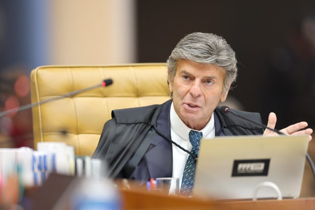 Uma frase dita em pleno Supremo transformou um julgamento técnico em um dos momentos mais cortantes da sessão: se políticos forem ao inferno, não irão sozinhos. Mas por que essa fala chamou tanta atenção? Porque ela não surgiu do nada, nem foi apenas uma provocação solta. Ela apareceu no meio de uma discussão sobre a crise política de um estado marcado, segundo ministros, pela influência do crime organizado, de facções, milícias e do jogo do bicho. E quando esse cenário entrou no debate, a tensão mudou de nível. O que exatamente estava sendo julgado? A definição de como será escolhido o próximo governador do Rio de Janeiro. Só que, em vez de a sessão ficar restrita ao rito institucional, o debate avançou para algo mais sensível: o ambiente político do estado e o peso de estruturas criminosas sobre ele. E é justamente aí que a maioria se surpreende, porque o foco deixou de ser apenas uma escolha formal e passou a tocar no coração de um problema muito maior. Quem puxou esse tema de forma mais dura? Gilmar Mendes. Ao comentar a situação do Rio, ele afirmou ter ouvido de um diretor da Polícia Federal que entre 32 e 34 parlamentares da Assembleia Legislativa do Rio de Janeiro recebiam mesadas do jogo do bicho. A declaração foi forte, mas veio sem nomes, sem indicação de quando a conversa ocorreu e sem a identificação do diretor-geral mencionado. Ainda assim, o impacto foi imediato. Mas há um detalhe que quase ninguém percebe: essa fala não serviu apenas para descrever um cenário. Ela ajudou a criar o clima para a reação seguinte. Quando um ministro menciona uma suposta rede de pagamentos a deputados e fala em perplexidade diante da política fluminense, a resposta deixa de ser apenas jurídica e passa a ser também institucional. E foi nesse ponto que Luiz Fux entrou de forma decisiva. O que Fux quis dizer, afinal? Ao defender a atuação de políticos do Rio de Janeiro, ele reagiu à generalização que pairava sobre o debate. A frase sobre o inferno veio justamente nesse contexto. A ideia era clara: se houver condenação moral ampla sobre políticos, ela não pode ignorar que outras autoridades também estiveram, em diferentes momentos, próximas de escândalos ou de grandes casos de corrupção julgados no país. E por que isso ganhou ainda mais peso? Porque Fux também afirmou que alguns colegas talvez não demonstrassem a mesma perplexidade ao falar da situação política do Rio se tivessem participado de julgamentos como o Mensalão e a Operação Lava Jato. O que acontece depois muda tudo, porque essa observação desloca a discussão: já não se trata apenas do Rio, mas da memória institucional de quem julgou — ou não julgou — os maiores casos de corrupção do país. Então a frase foi uma defesa dos políticos? Em parte, foi uma defesa contra a ideia de que toda a classe política de um estado pode ser resumida por acusações e suspeitas lançadas no calor de uma sessão. Mas também foi um recado mais amplo, dirigido ao próprio ambiente do tribunal. Fux não negou a gravidade do cenário descrito. O que ele fez foi reagir ao tom de condenação generalizada. E onde entra o ponto mais delicado de tudo isso? No fato de que a sessão expôs, ao mesmo tempo, duas camadas de crise: a do Rio de Janeiro e a da forma como autoridades falam sobre ela. De um lado, Gilmar Mendes relatou uma informação gravíssima sobre supostas mesadas pagas a deputados. De outro, Fux respondeu lembrando que o problema da corrupção e da degradação institucional não pode ser tratado como se tivesse endereço único. Mas existe confirmação dessas mesadas? Até aqui, não foram apresentados nomes dos deputados citados, nem detalhes sobre quando a conversa com o diretor da Polícia Federal teria acontecido. A Polícia Federal e a Alerj foram procuradas, e o posicionamento era aguardado. Esse ponto é central, porque mantém a discussão em um terreno de enorme repercussão política, mas ainda sem elementos públicos completos. E o que fica dessa sessão? Fica a imagem de um julgamento que deveria decidir um procedimento, mas acabou revelando algo maior: a disputa pela narrativa sobre quem carrega a responsabilidade pela crise política do Rio. No fim, a frase de Fux não foi apenas a mais dura. Foi a que condensou o incômodo central da sessão: se há culpa, ela não cabe inteira em um só grupo — e talvez seja justamente isso que torne tudo ainda mais explosivo.