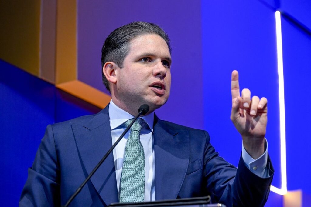 Por que a condenação de deputados pelo STF gerou tensão com o Congresso? A condenação por corrupção passiva de deputados pelo STF criou um embate com o Legislativo, que defende que a perda de mandatos deve ser decidida internamente, não apenas pela Justiça. Quais deputados foram condenados pelo STF? Os deputados Josimar Maranhãozinho, Pastor Gil e o ex-deputado Bosco Costa, todos do PL, foram condenados por corrupção passiva em um esquema de propina envolvendo emendas parlamentares. Como funcionava o esquema de corrupção envolvendo emendas? Os parlamentares solicitavam propina em troca da liberação de verbas públicas para municípios do Maranhão, transformando emendas em um mercado de vantagens financeiras ilegais. Qual a posição do presidente da Câmara sobre a condenação? Hugo Motta afirma que a retirada de mandatos é prerrogativa do Legislativo e que o caso será analisado pela CCJ e votado no plenário após o fim dos recursos no Supremo. Por que as emendas impositivas são controversas? Elas obrigam o governo a pagar valores indicados por parlamentares, limitando o poder do Executivo de planejar as contas públicas. O volume dessas emendas cresceu significativamente nos últimos anos. Qual é o papel do STF no controle do Orçamento? O STF, com o ministro Flávio Dino como relator, analisa a legalidade do modelo atual de emendas e deve decidir sobre sua obrigatoriedade em 2026, o que pode impactar o poder do Congresso. Por que parlamentares temem a decisão do STF sobre emendas? Eles temem que o fim da obrigatoriedade do pagamento das emendas retire do Congresso um de seus principais instrumentos de poder e influência política. Qual é a natureza do conflito entre Judiciário e Legislativo? O Judiciário busca punir crimes e restaurar o controle técnico do Orçamento, enquanto o Legislativo acusa a Corte de interferir em sua autonomia, gerando uma disputa estrutural. Como especialistas veem o clima no Congresso? Especialistas alertam para um clima de autoproteção corporativa no Congresso, que pode agravar o conflito com o Judiciário, especialmente em ano eleitoral. Qual o impacto das emendas no Orçamento da União? As emendas impositivas passaram de R$ 44 milhões em 2015 para R$ 23,2 bilhões em 2025, aumentando a pressão sobre o planejamento orçamentário do Executivo. O que pode acontecer se o STF decidir contra as emendas impositivas? Se o STF acabar com a obrigatoriedade das emendas, o Congresso pode perder um importante instrumento de poder, alterando o equilíbrio entre os poderes. Como o conflito pode evoluir nos próximos meses? O conflito pode se agravar, especialmente em ano eleitoral, com o Congresso buscando manter seu poder e o Judiciário tentando impor limites à corrupção e ao uso das emendas.