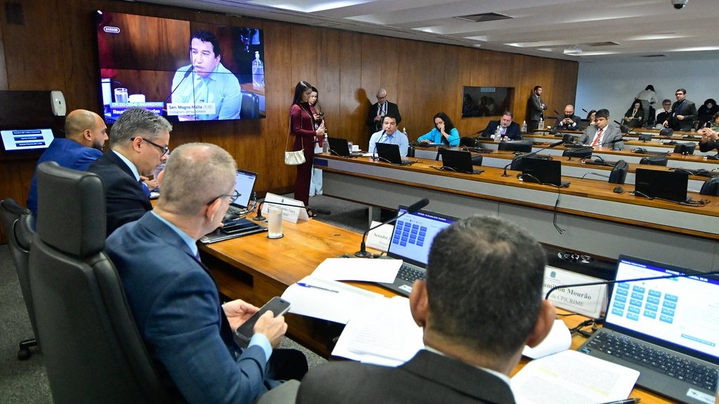 Por que a CPI do Crime Organizado cancelou o depoimento de Leonardo Palhares? O senador Fabiano Contarato cancelou a sessão que ouviria Leonardo Palhares, suspeito de operar propinas para Daniel Vorcaro. O motivo do cancelamento ainda não foi divulgado pela presidência da CPI. Quem é Leonardo Augusto Palhares? Leonardo Palhares é um empresário apontado pela Polícia Federal como operador financeiro de Daniel Vorcaro, dono do liquidado Banco Master. Ele gerenciava o pagamento de propinas e utilizava empresas para movimentar recursos ilícitos. Qual era o papel de Palhares na organização criminosa? Palhares administrava a Varajo Consultoria, usada para pagar propinas a servidores do Banco Central. Em troca, recebiam informações privilegiadas e orientações estratégicas para ajudar Vorcaro perante as autoridades regulatórias. Quem são os servidores envolvidos no esquema? Os servidores Paulo Sérgio Neves de Souza e Belline Santana são acusados de receber propinas em troca de informações privilegiadas e orientações estratégicas para beneficiar Daniel Vorcaro. Como funcionava a rede de aliados de Daniel Vorcaro? Chamada de 'A Turma', era um grupo de mensagens onde Vorcaro ordenava ações de intimidação e ameaças contra desafetos. Palhares operacionalizava pagamentos de cerca de R$ 1 milhão por mês para sustentar essa rede. Qual o papel da ONG gerida por Palhares? A ONG, com a filha de Vorcaro como embaixadora, afirma realizar projetos educacionais na África. No entanto, é suspeita de ser um veículo para movimentações financeiras do grupo, mantendo contas no Banco Master durante a crise de liquidez. Quem mais seria ouvido pela CPI além de Palhares? A comissão também receberia o presidente do Coaf, Ricardo Saadi, para prestar esclarecimentos sobre táticas de combate à lavagem de dinheiro e rastreamento financeiro de facções criminosas. Por que a presença de Ricardo Saadi era importante? Saadi poderia fornecer informações valiosas sobre as táticas de combate à lavagem de dinheiro e o rastreamento financeiro de facções criminosas, contribuindo para o avanço das investigações. Qual a importância das informações privilegiadas para Vorcaro? As informações privilegiadas permitiam que Vorcaro obtivesse vantagens perante as autoridades regulatórias, facilitando suas operações financeiras ilícitas e a manutenção de sua organização criminosa. Como a CPI do Crime Organizado pode impactar o caso? A CPI tem o potencial de revelar detalhes importantes sobre o funcionamento da organização criminosa, responsabilizar os envolvidos e propor medidas para evitar casos semelhantes no futuro. O que se espera das próximas ações da CPI? Espera-se que a CPI retome as oitivas, esclareça os motivos do cancelamento e continue investigando o esquema de corrupção e lavagem de dinheiro envolvendo Daniel Vorcaro e seus aliados. Quais são as possíveis consequências para os envolvidos? Os envolvidos podem enfrentar processos judiciais, perda de cargos públicos e multas, além de danos à reputação. A investigação pode levar a mudanças regulatórias para prevenir futuros esquemas de corrupção.